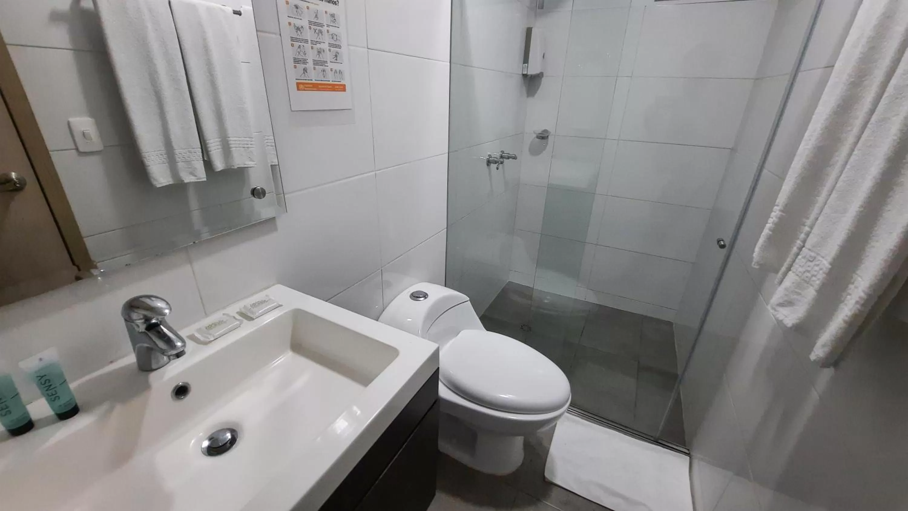 Bathroom in Bayit Tov Circunvalar Hotel