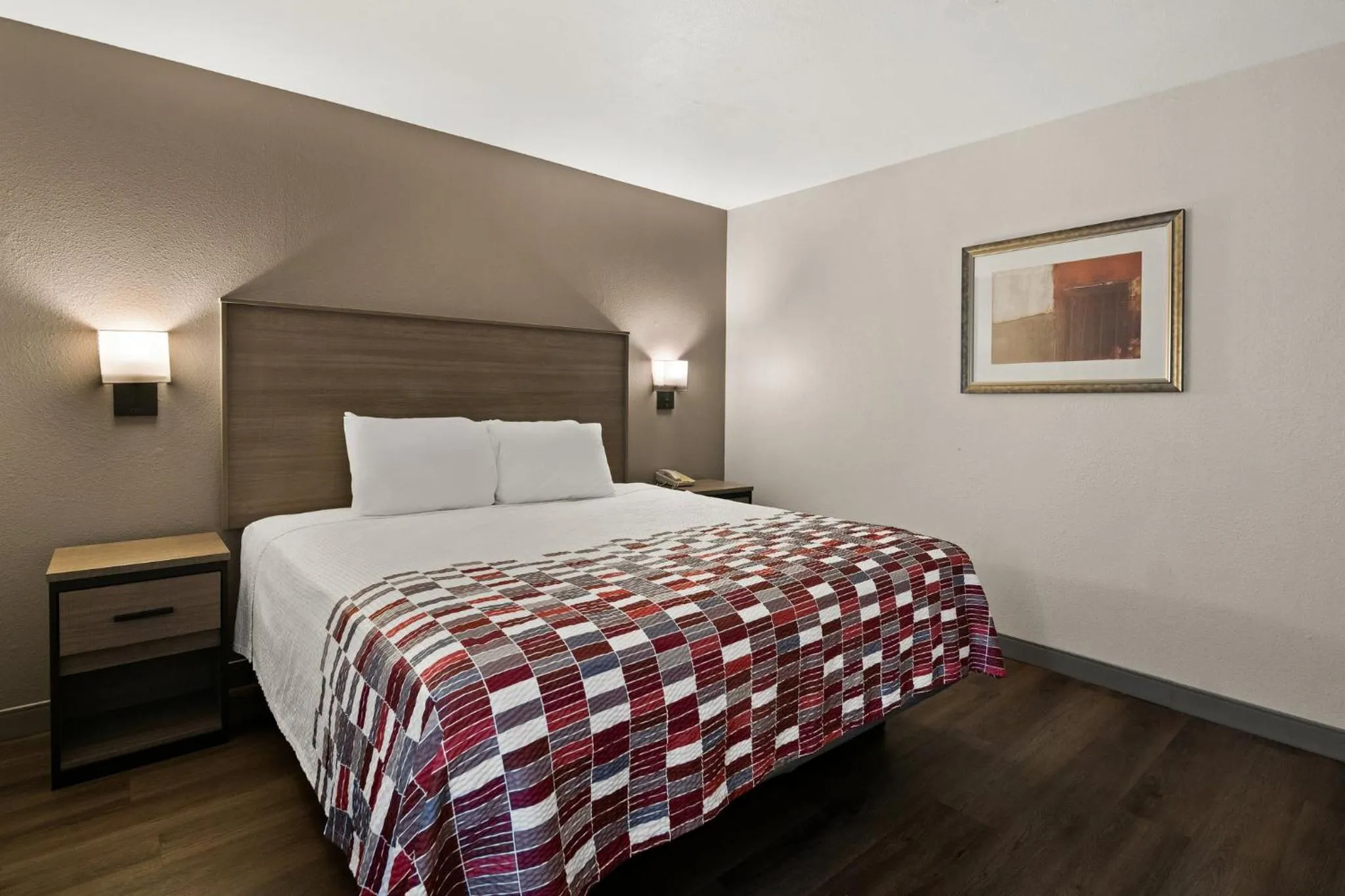 Photo of the whole room, Bed in Red Roof Inn & Suites Irving - DFW Airport South