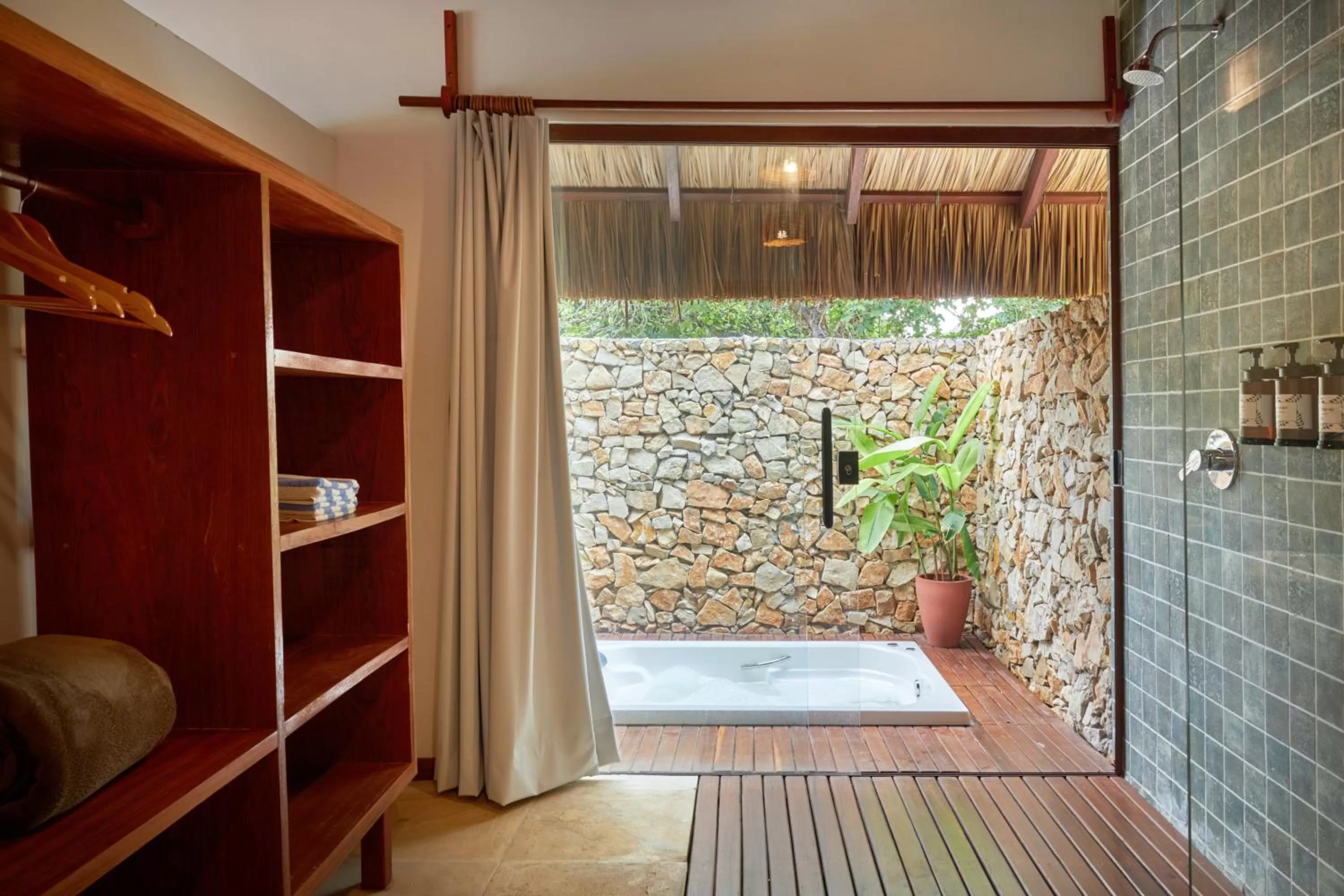 Hot Tub, Bathroom in Kauli Seadi Beach Hotel