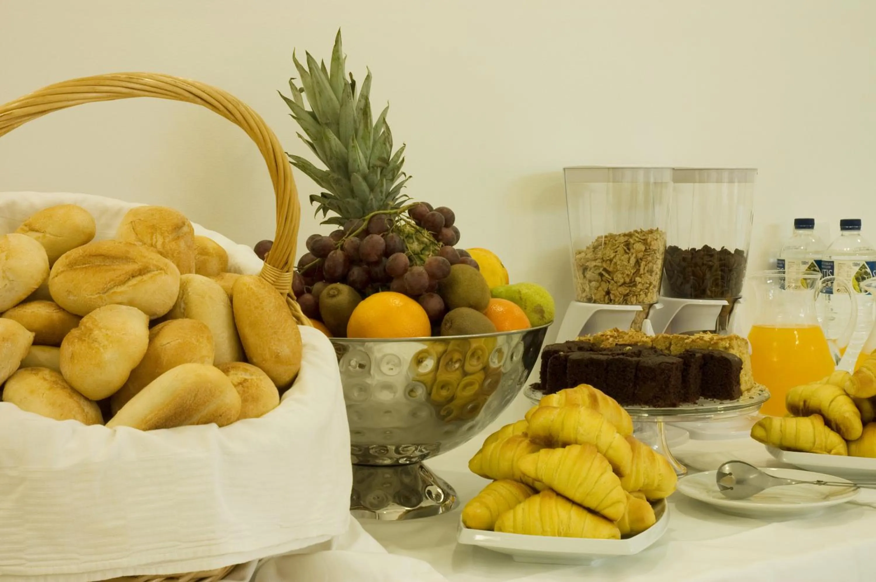 Restaurant/places to eat in Hotel Genesis