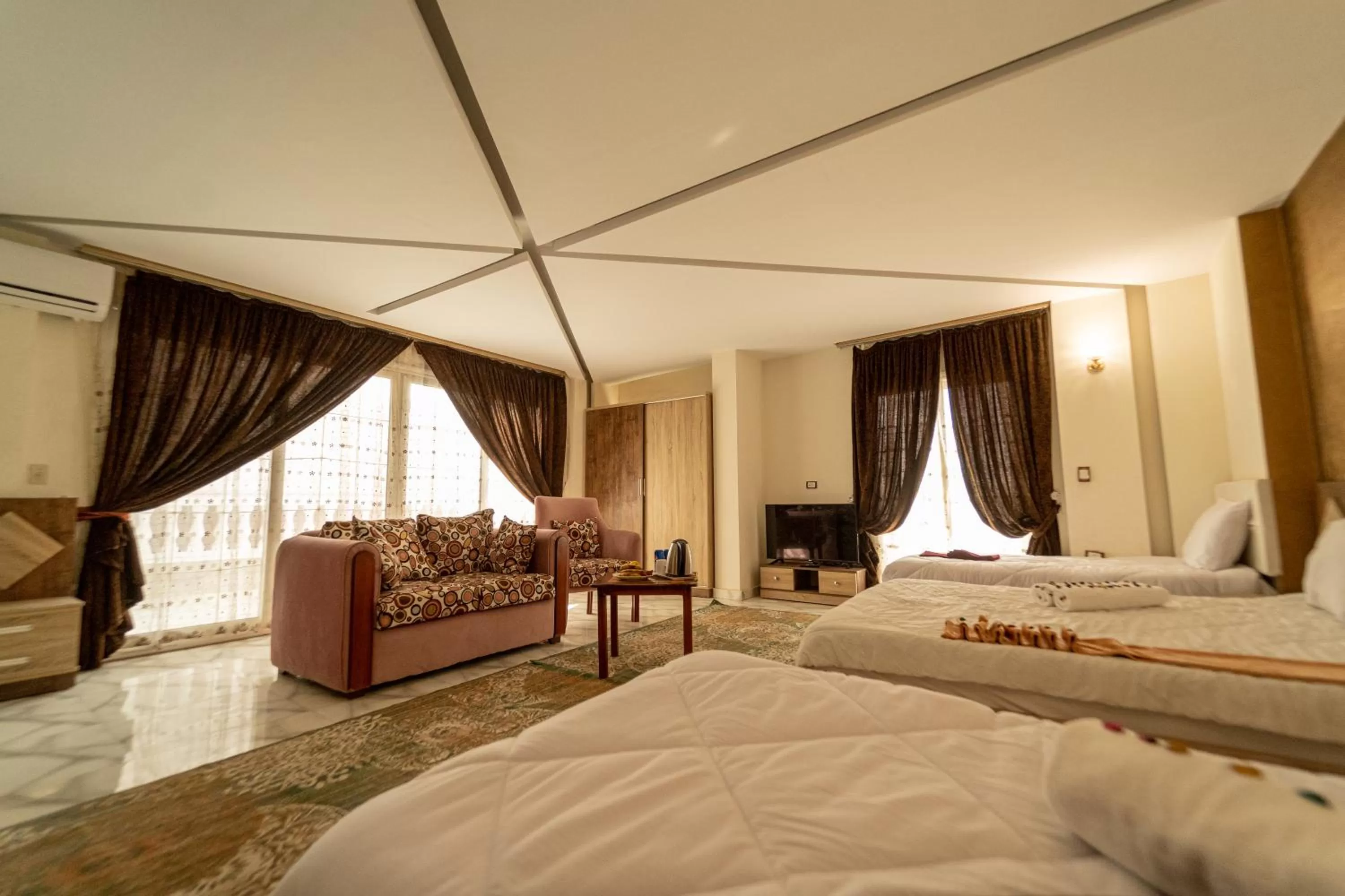 Living room, Bed in Gardenia Inn Hotel