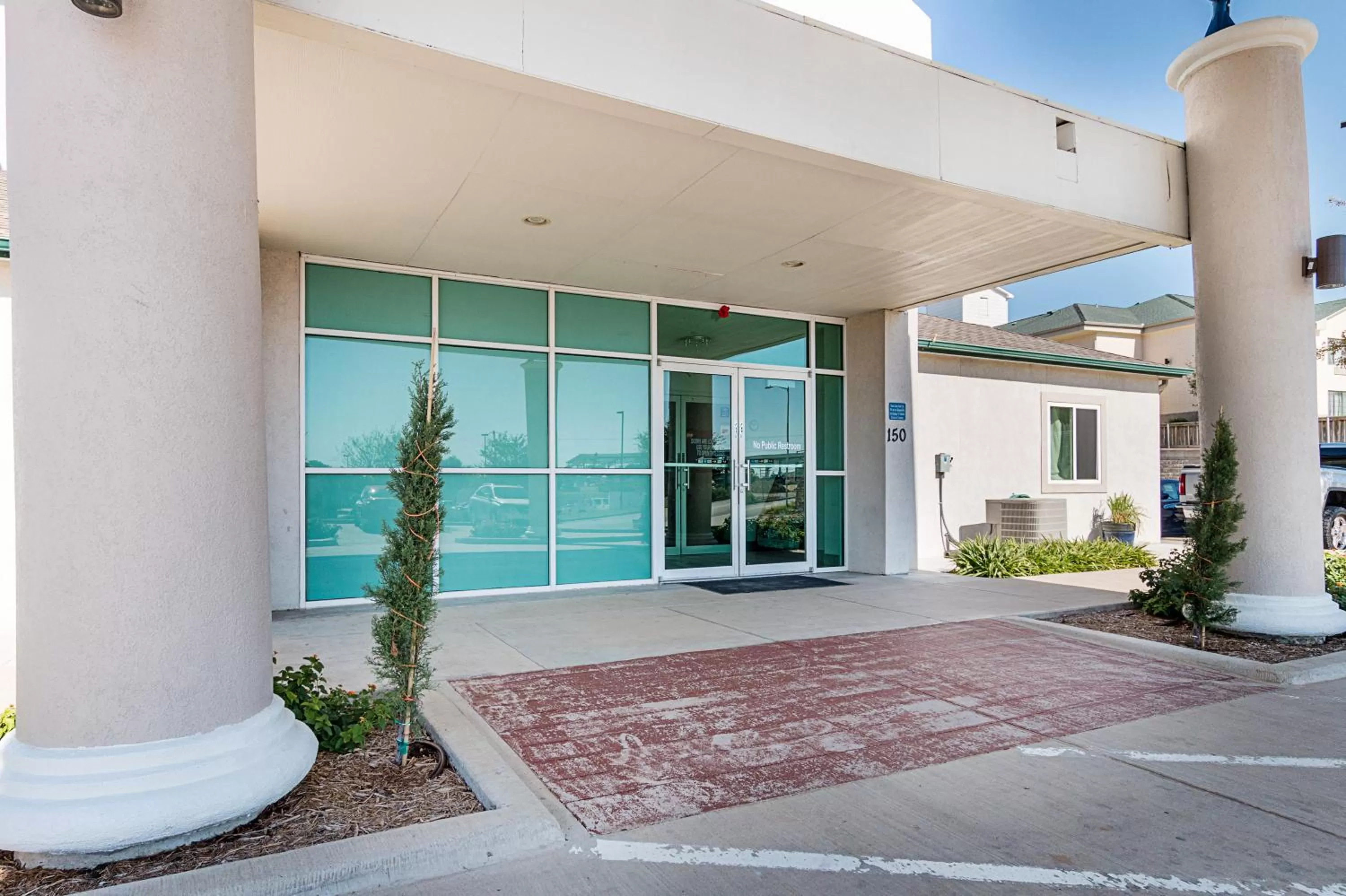 Facade/entrance in Motel 6-Weatherford, TX