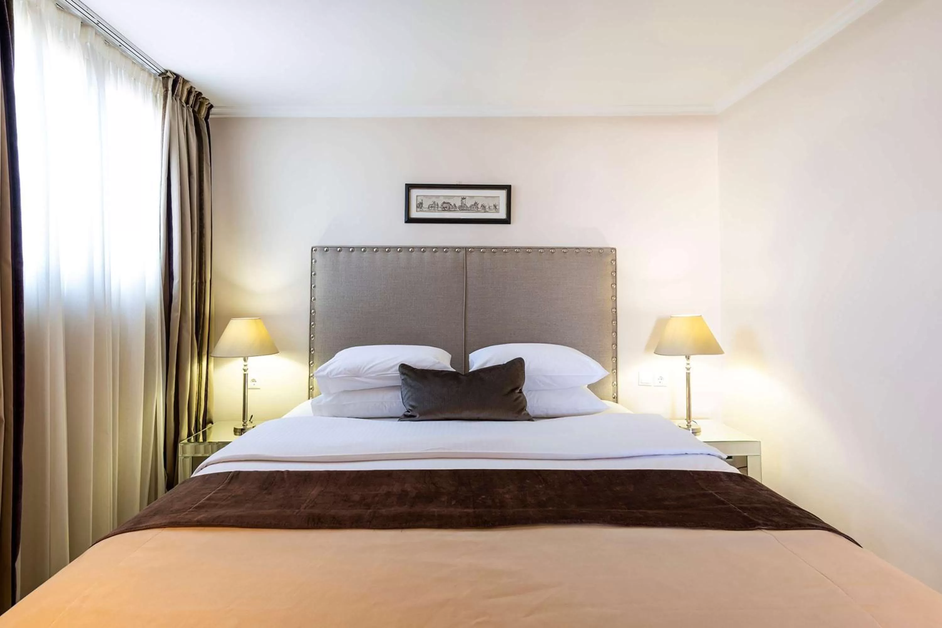 Photo of the whole room, Bed in Best Western Plus Embassy Hotel