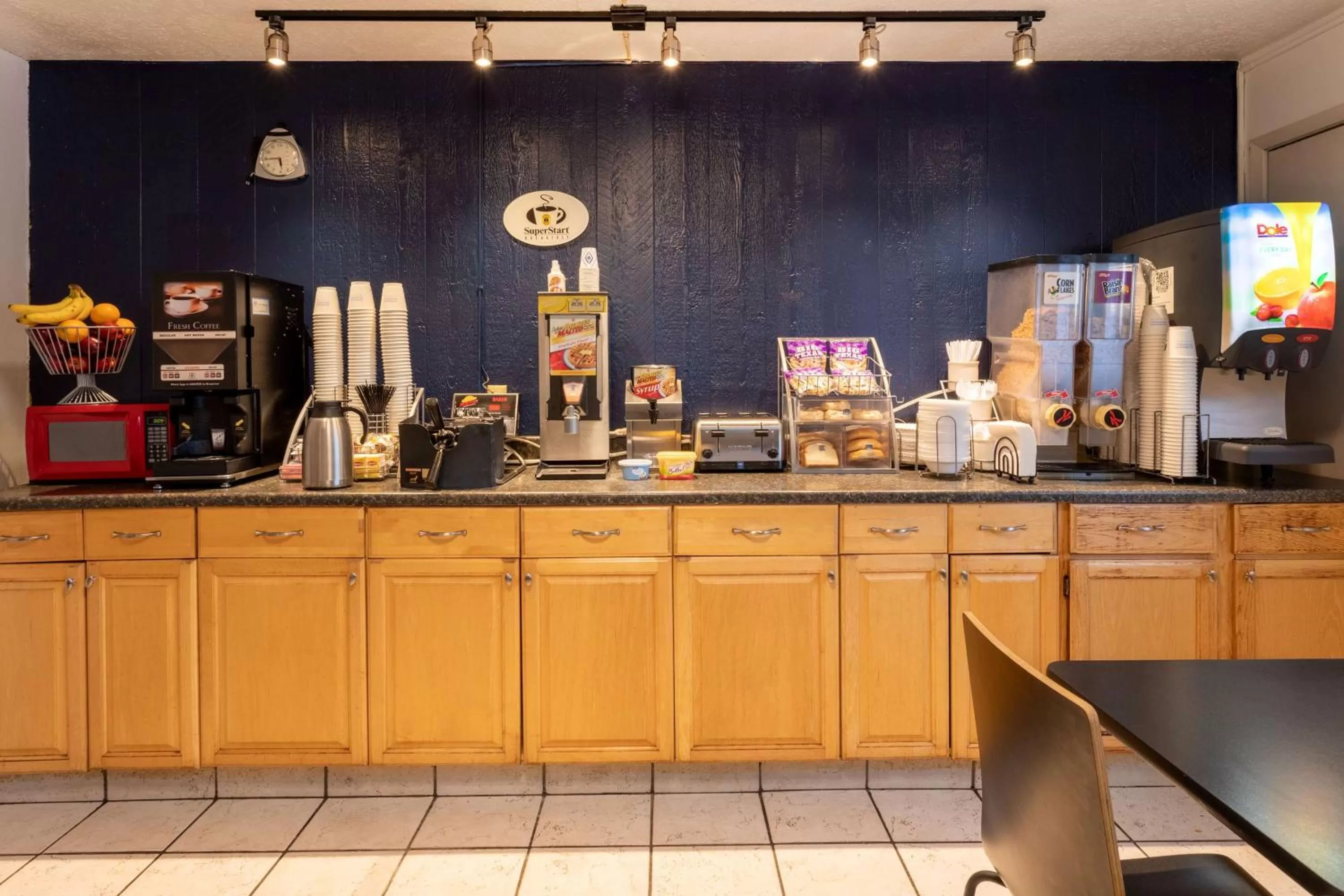 Restaurant/places to eat in Super 8 by Wyndham Wooster