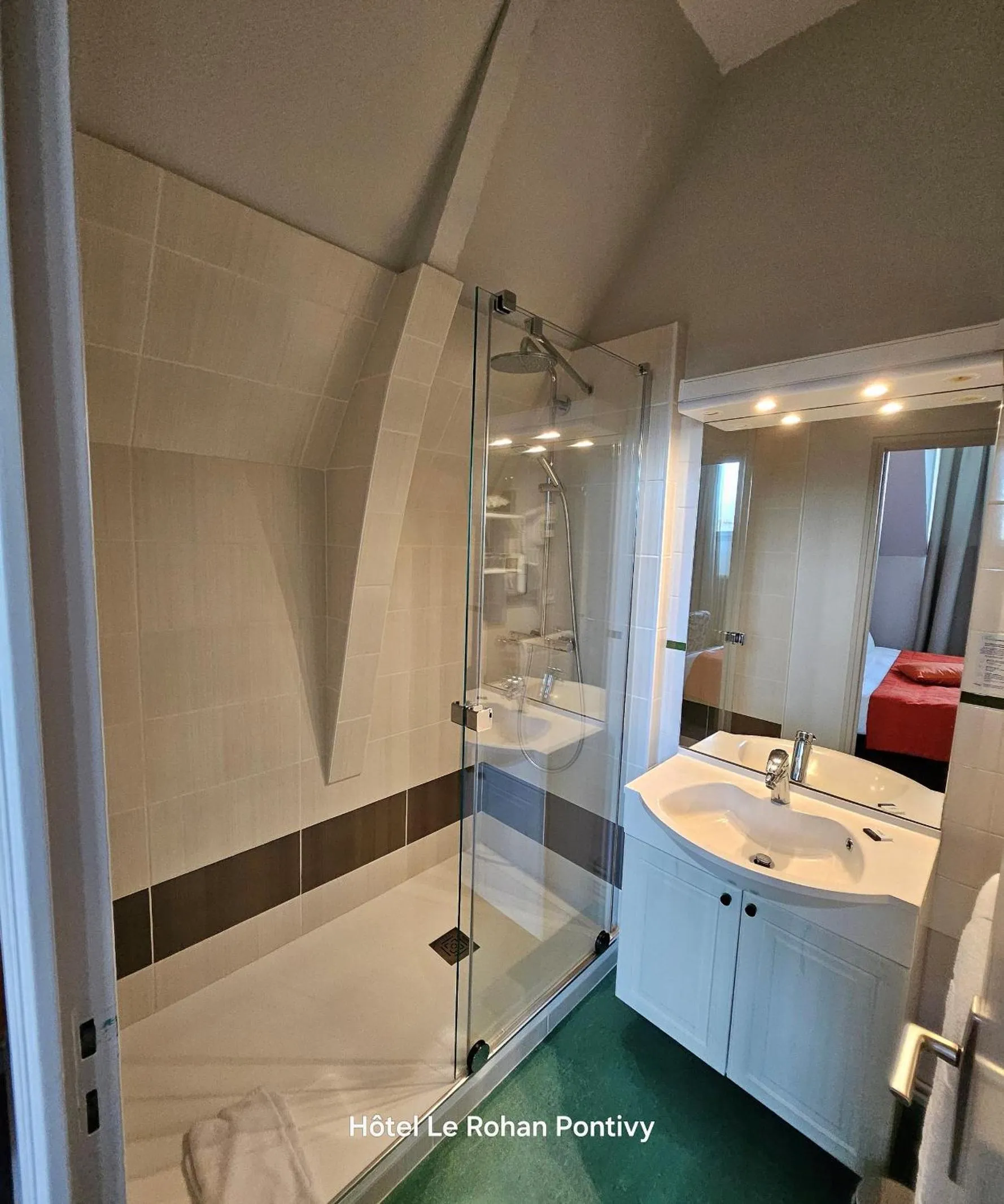 Shower in Hôtel Le Rohan Charme et Caractère