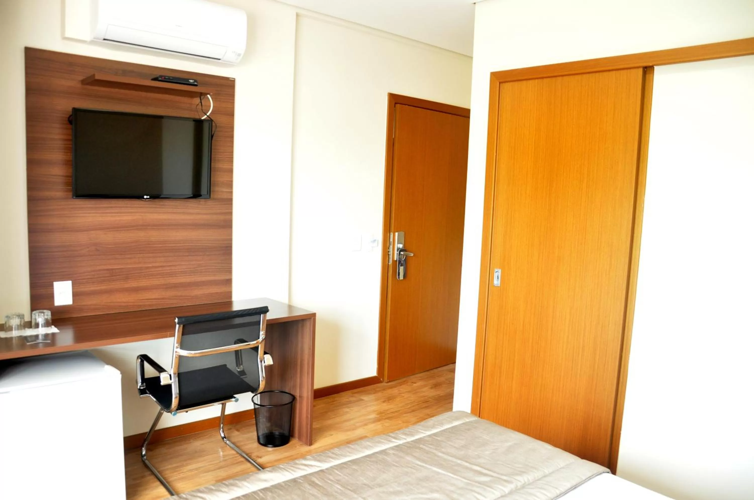 Bedroom, TV/Entertainment Center in Hotel Mohave