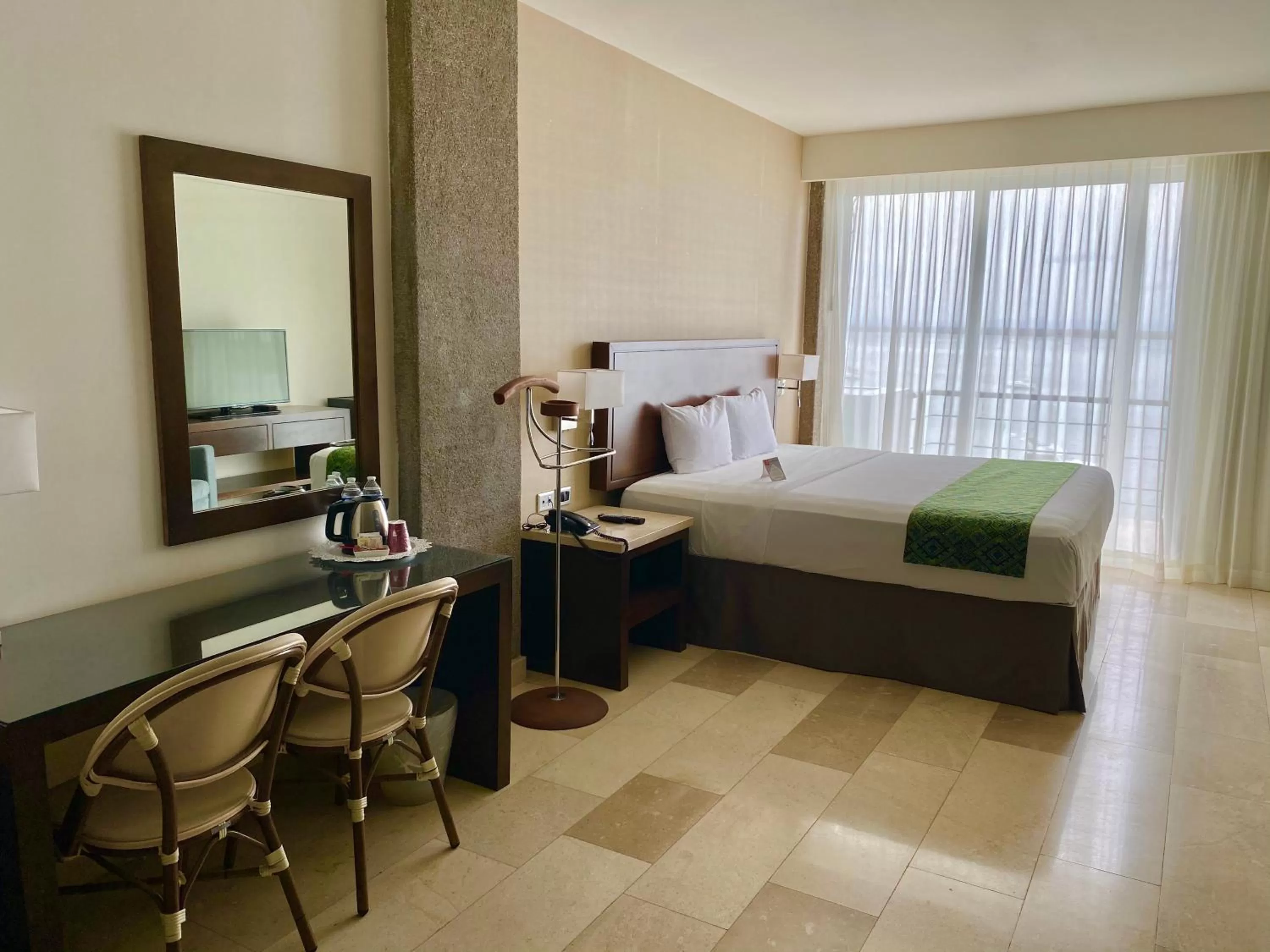 Photo of the whole room, Bed in Seven Crown La Paz Malecon