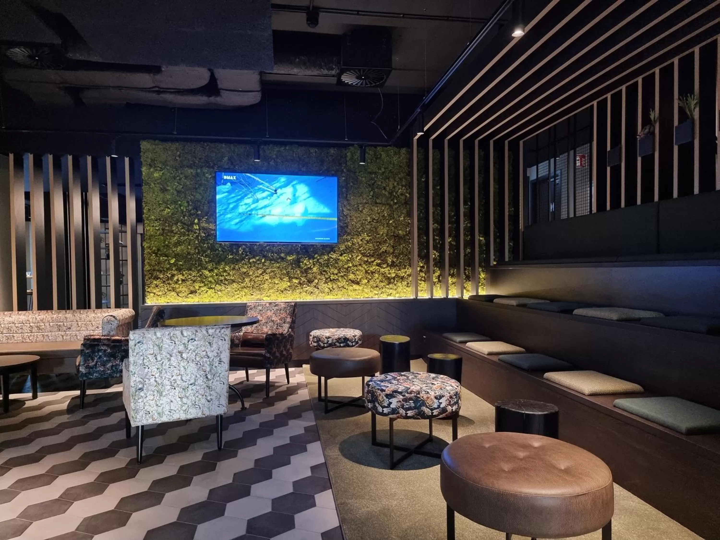 Restaurant/places to eat in FreshSuites & Bar