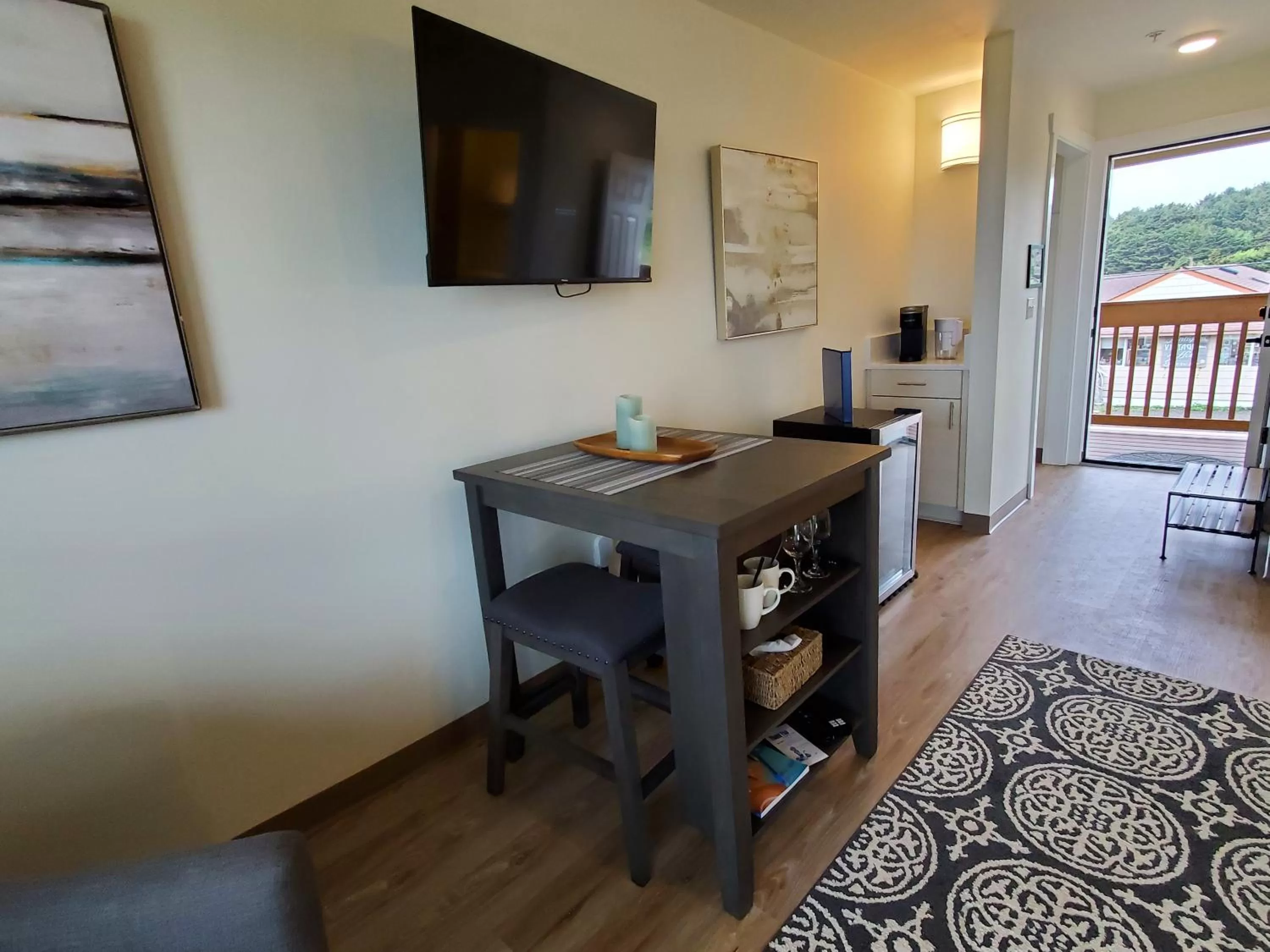 Coffee/tea facilities, Bed in Moonstone Beach Motel