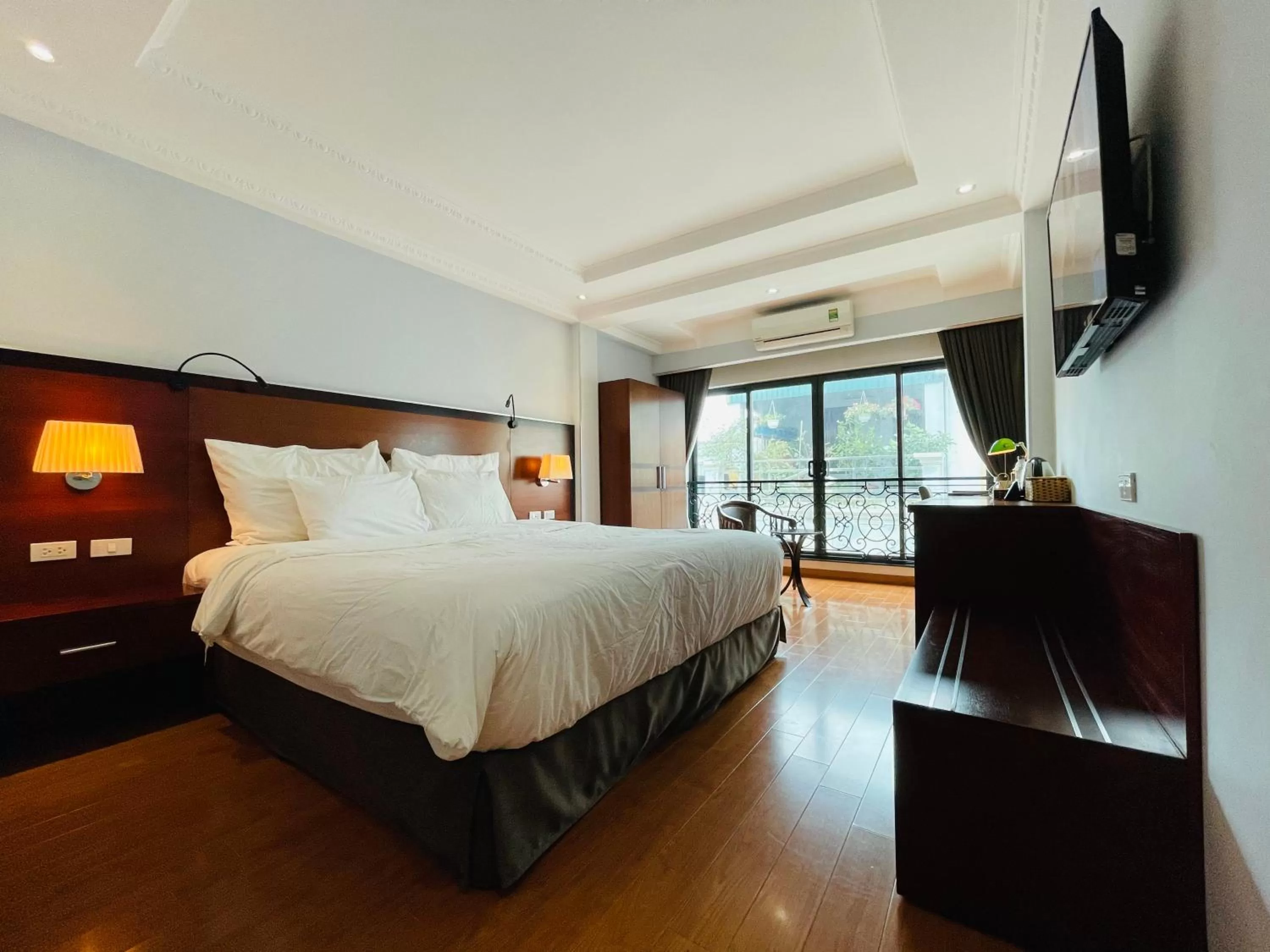 View (from property/room), Bed in The Vancouver Hotel - Ninh Binh