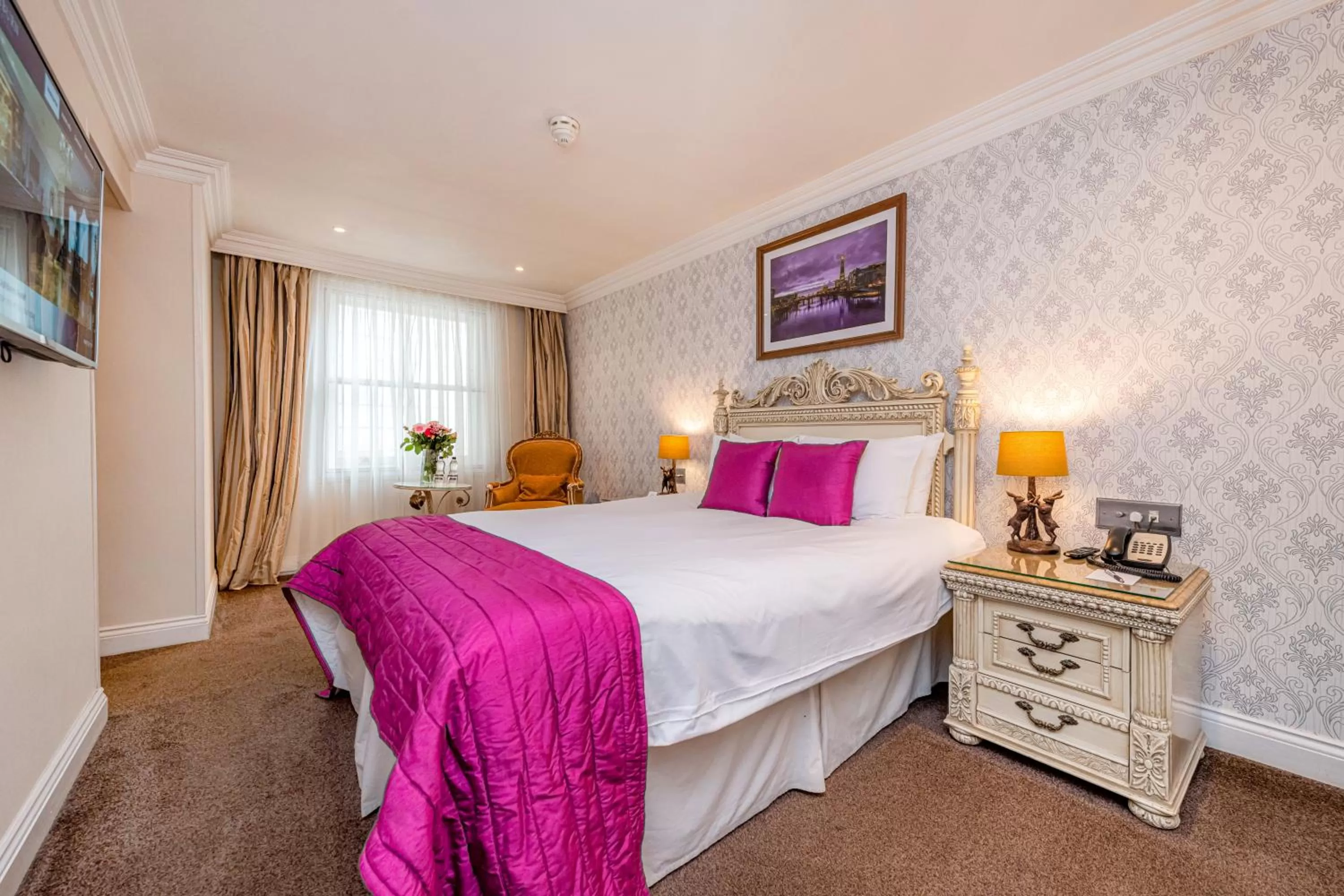 Photo of the whole room, Bed in Ashburn Hotel