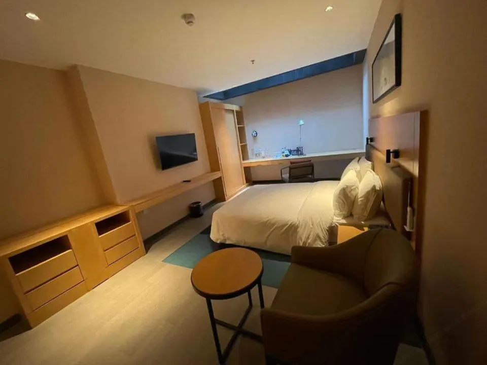 Bed in Holiday Inn Express Beijing Shijingshan Parkview by IHG