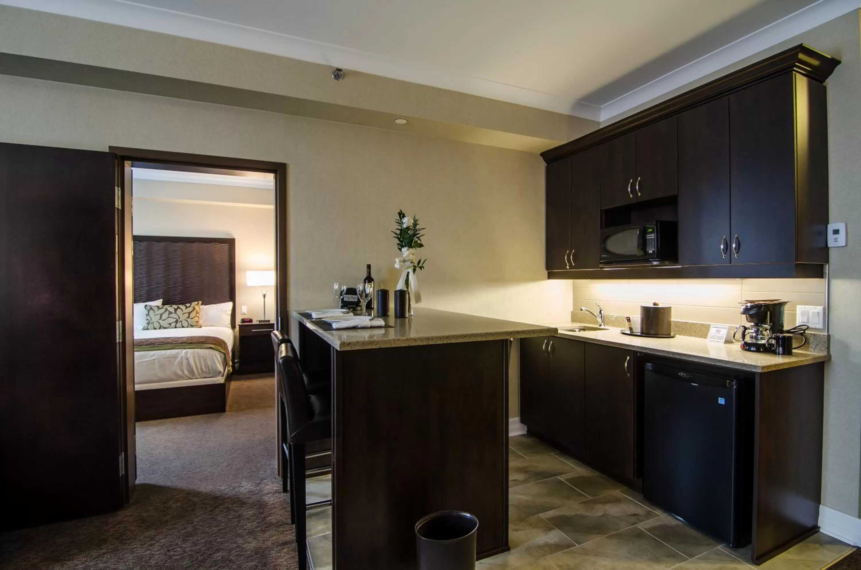 Kitchen or kitchenette, Bed in RiverRock Inn