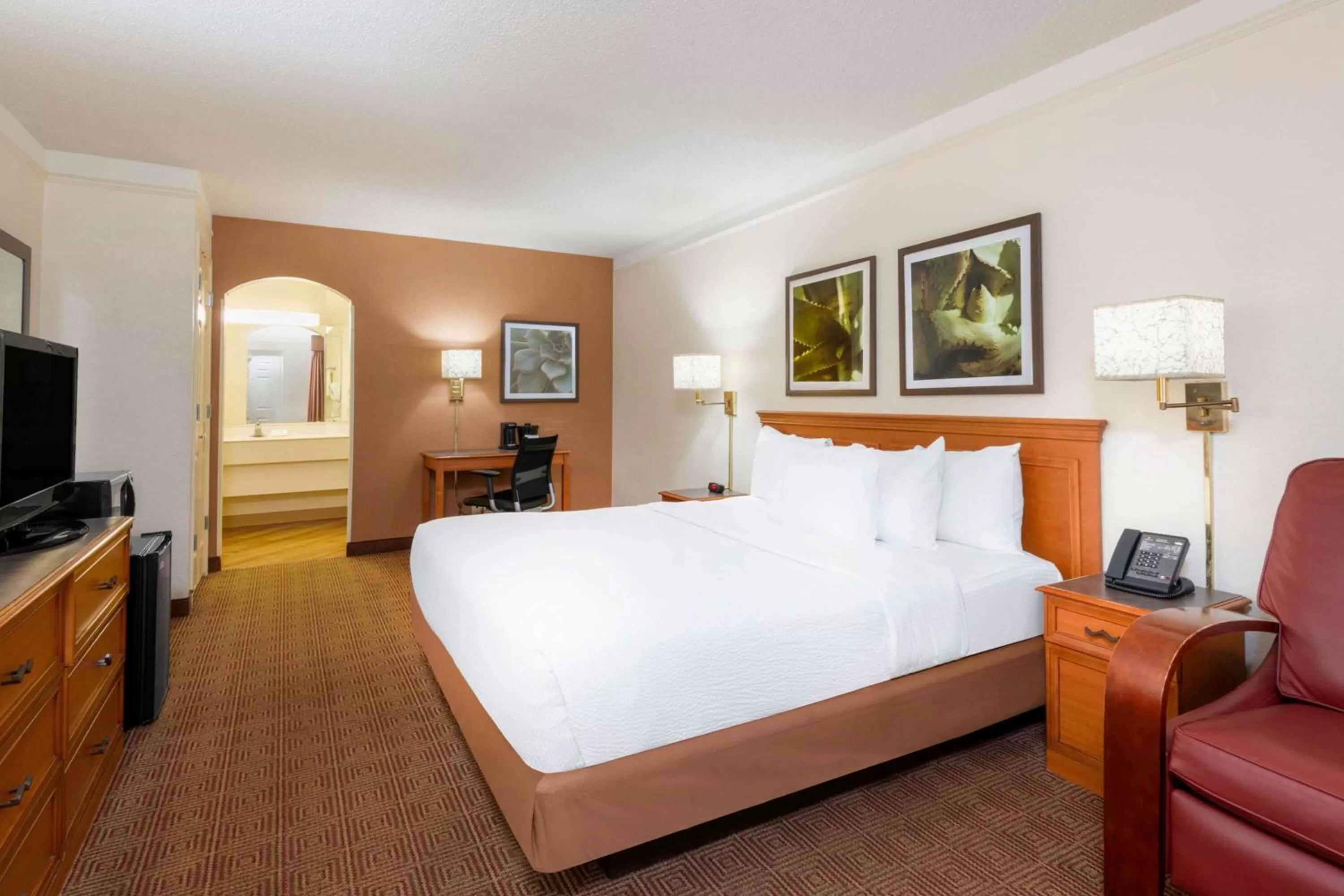 Photo of the whole room, Bed in La Quinta East Deerfield Beach - Boca Raton