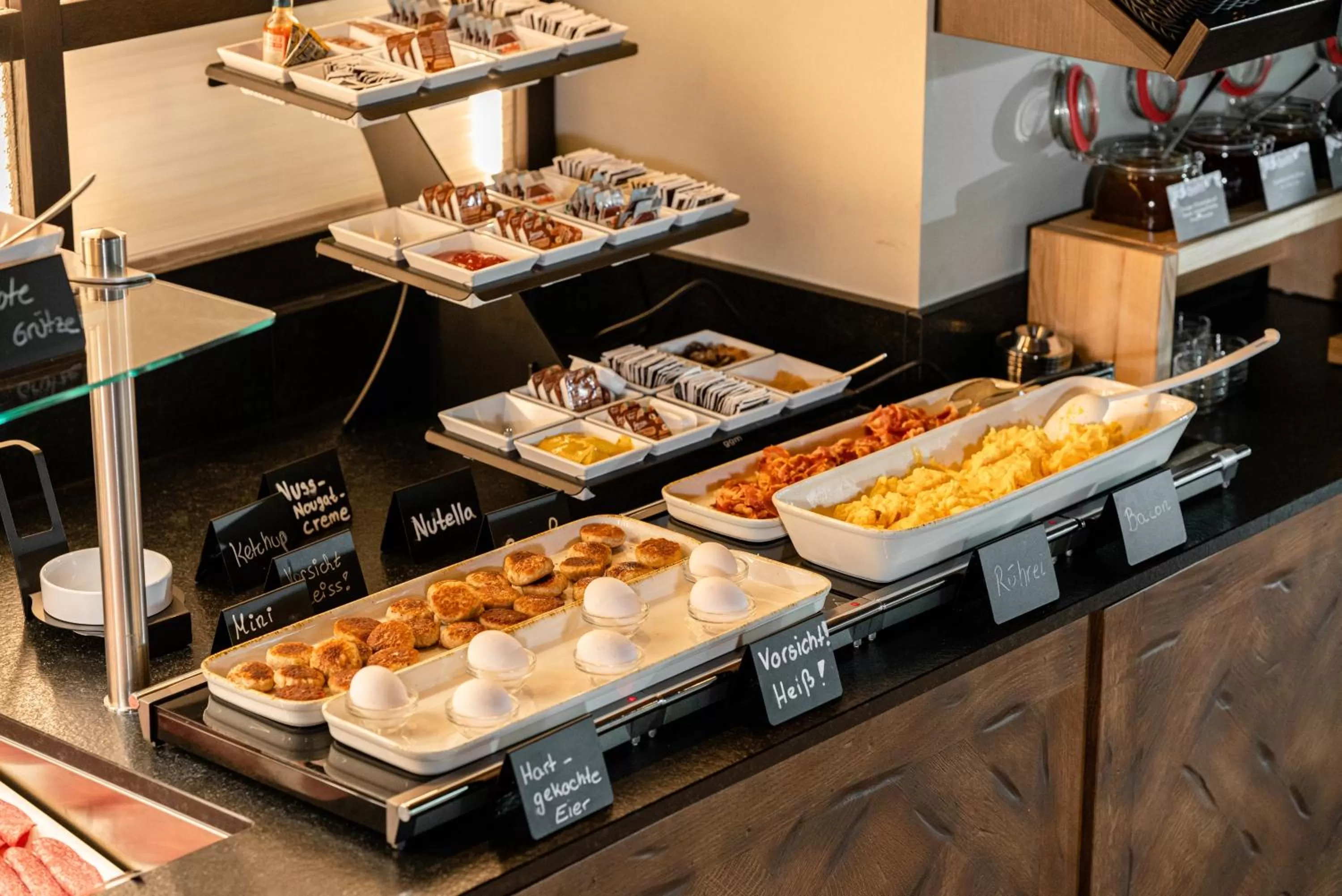 Restaurant/places to eat in FreshSuites & Bar