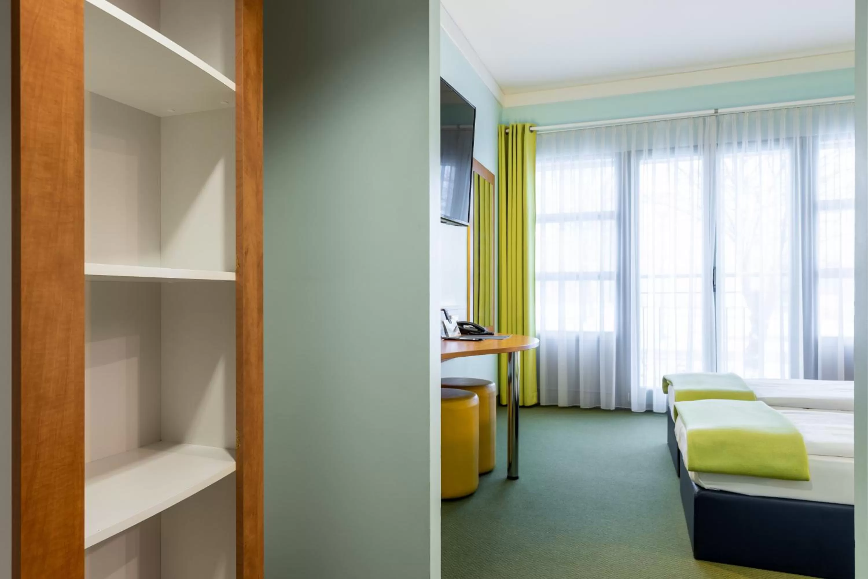 Bed, TV/Entertainment Center in Hotel Fränkische Schweiz-Pegnitz