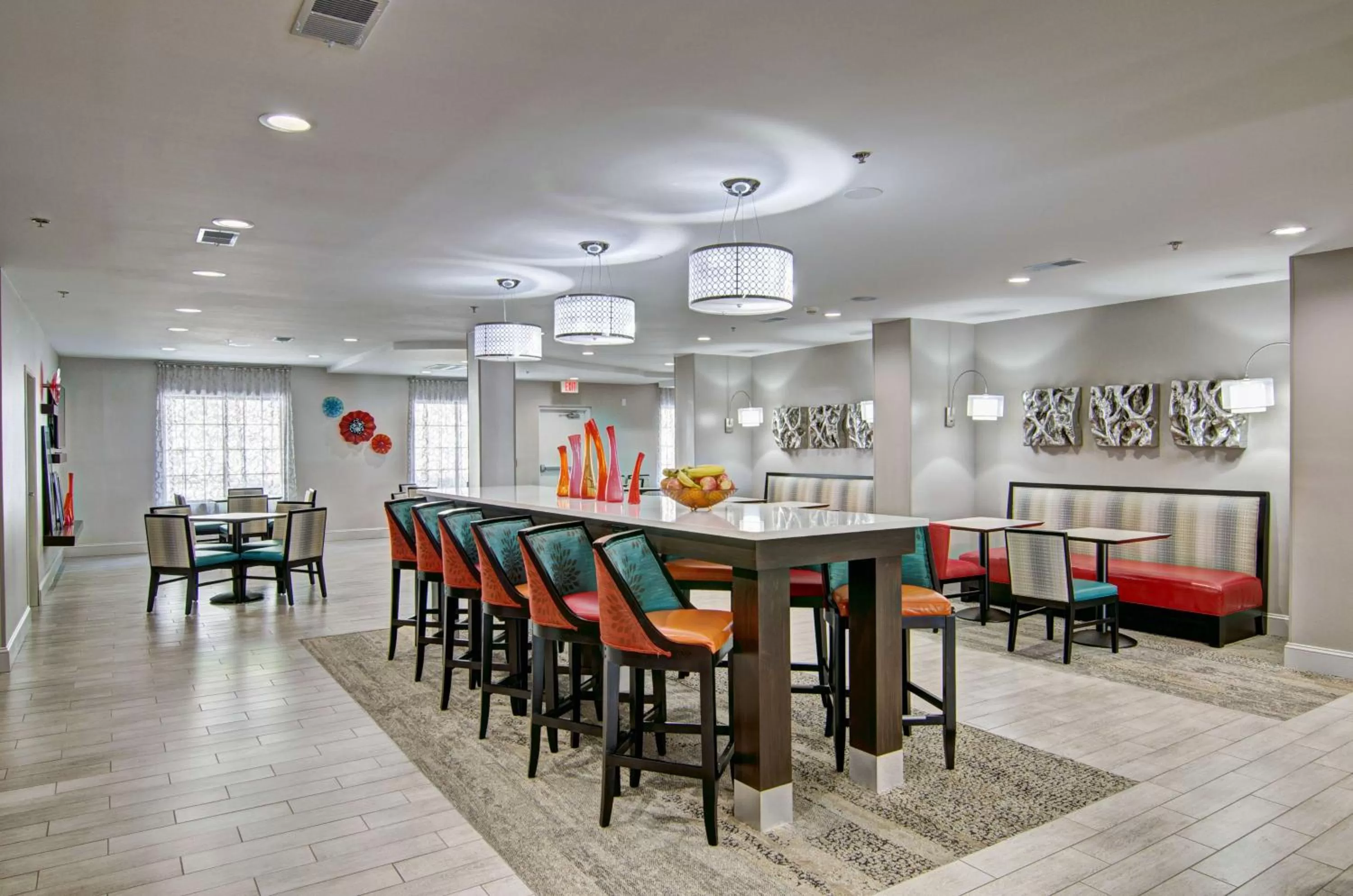 Dining area in Hampton Inn Salem