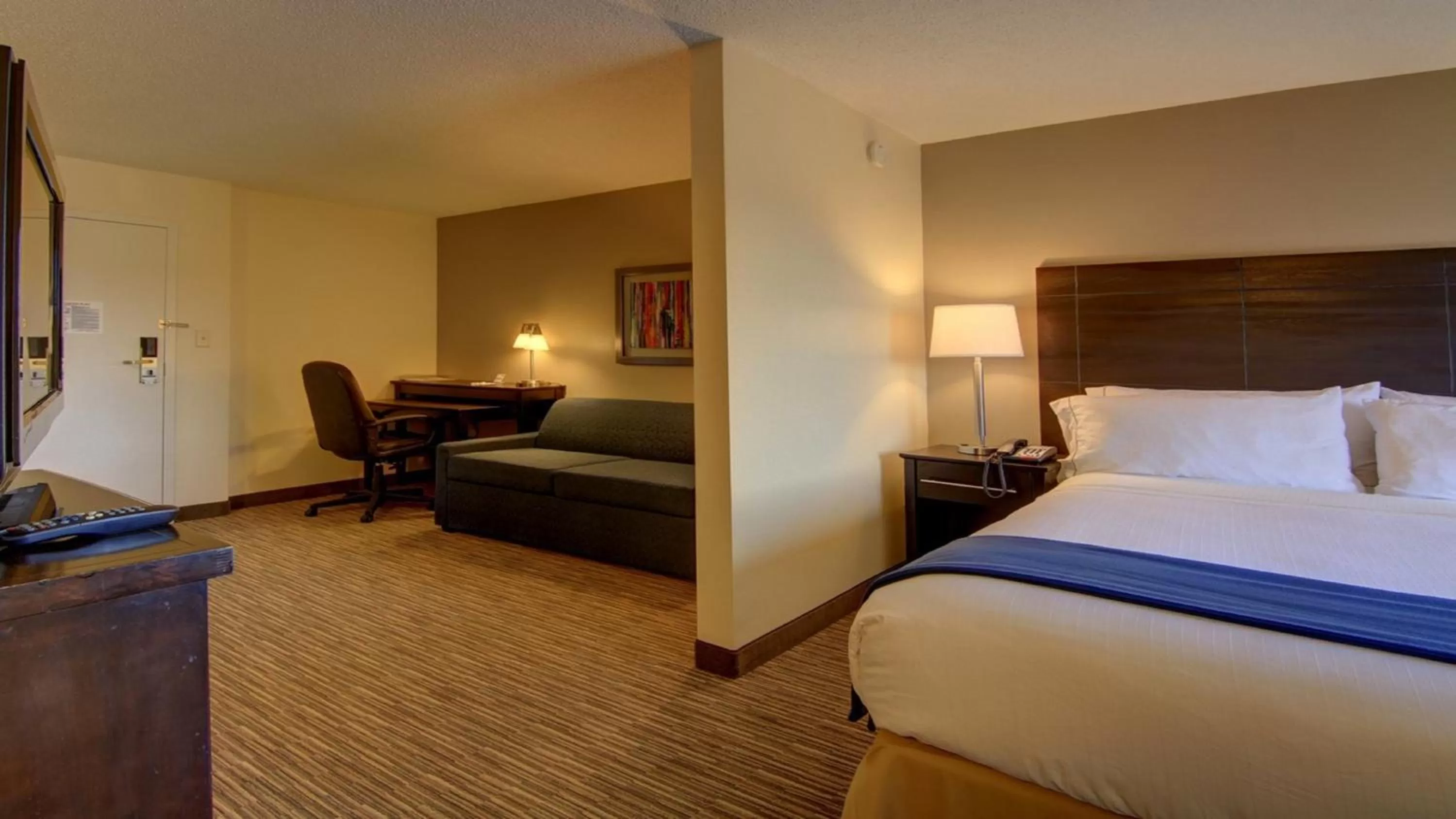 Photo of the whole room, Bed in Holiday Inn Express & Suites Alpharetta by IHG