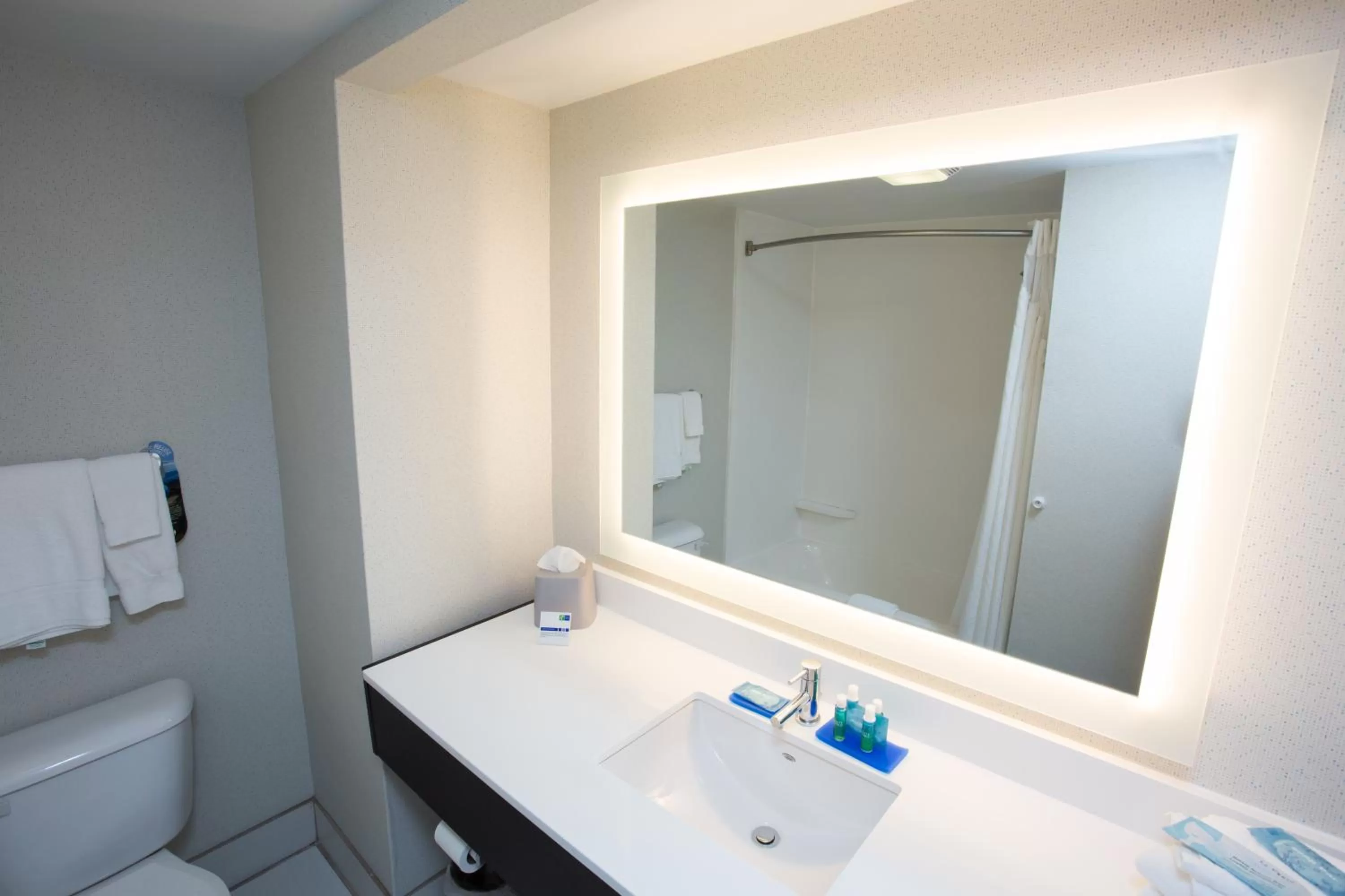 Photo of the whole room in Holiday Inn Express Wilmington by IHG