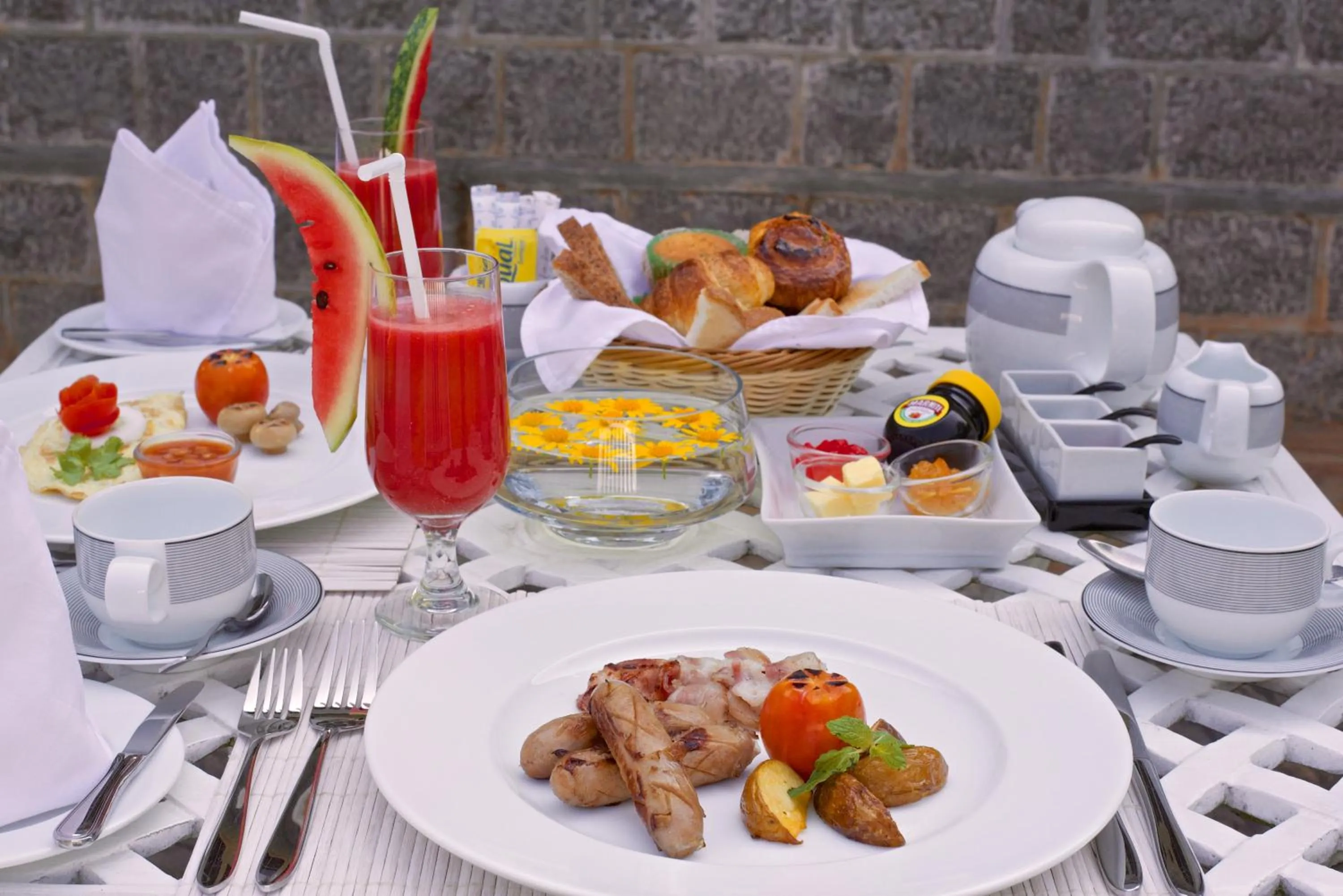 Food and drinks in Mountbatten Bungalow- Thema Collection