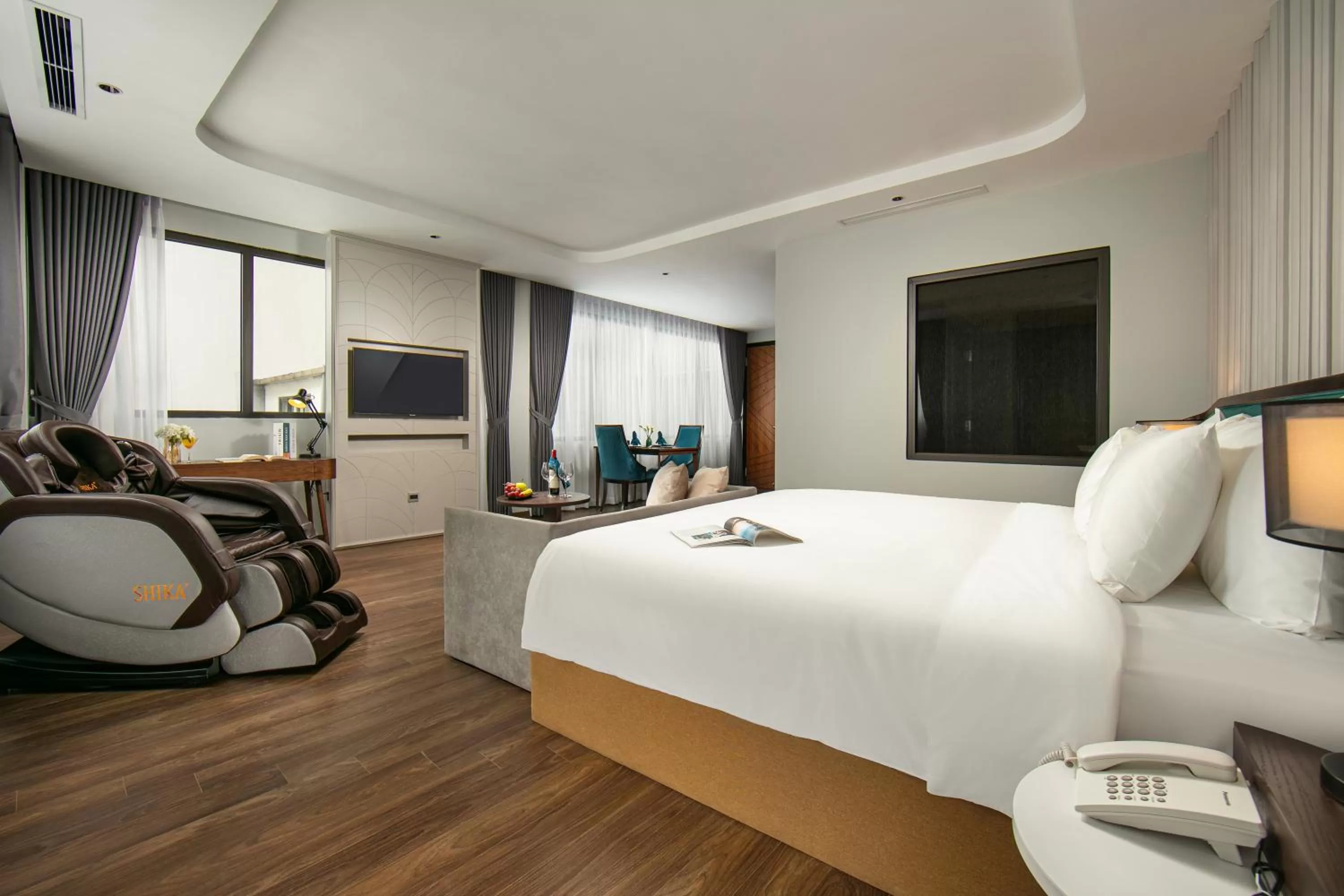 Bed in MAY DE VILLE Lakeside Hotel