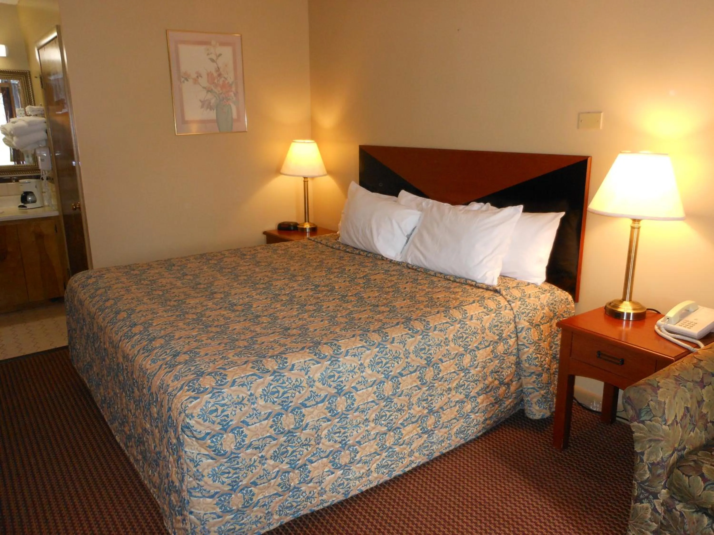 Photo of the whole room, Bed in McClellan Inn