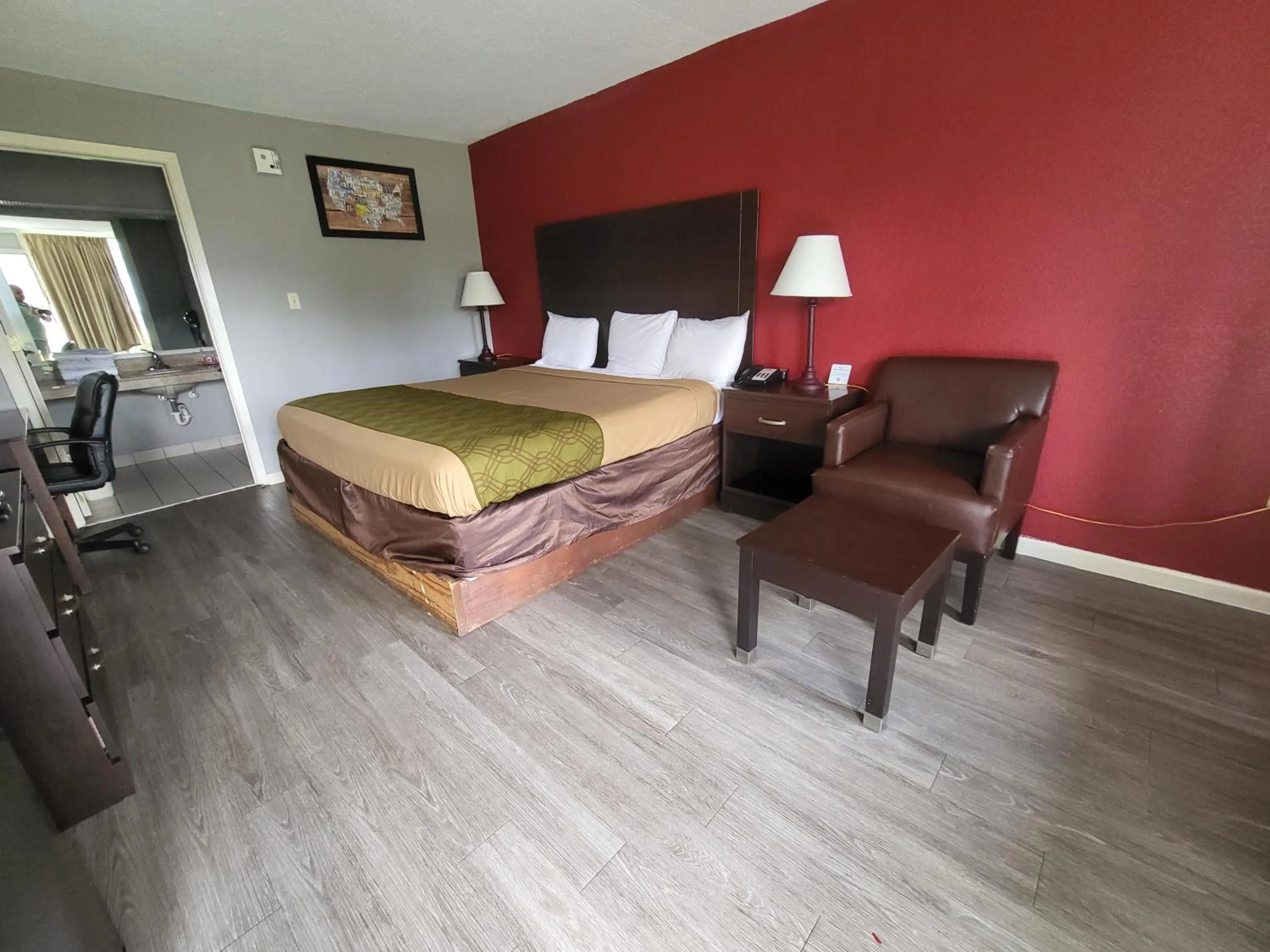 Photo of the whole room, Bed in Econolodge