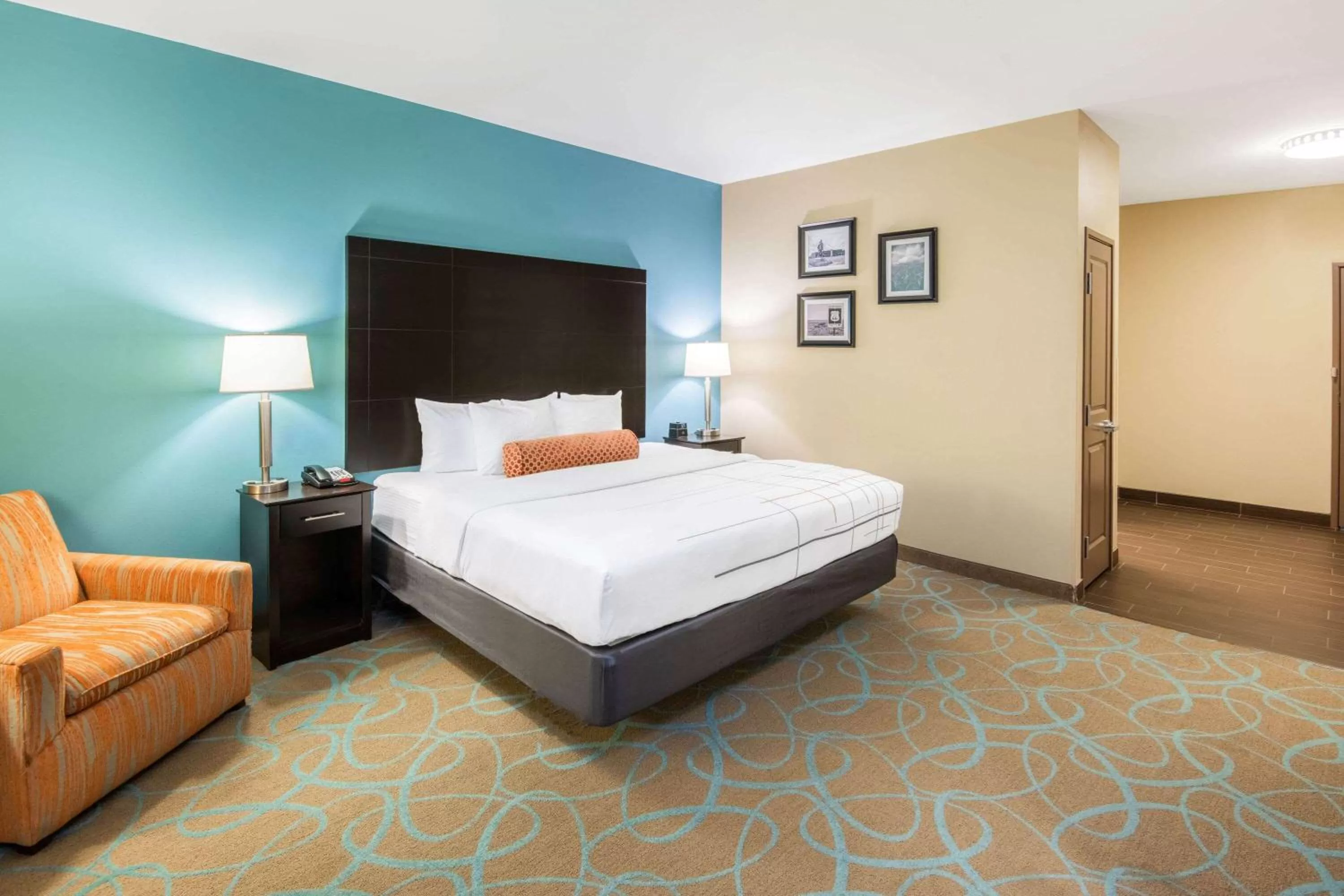 Photo of the whole room, Bed in La Quinta by Wyndham Clinton Historic Route 66