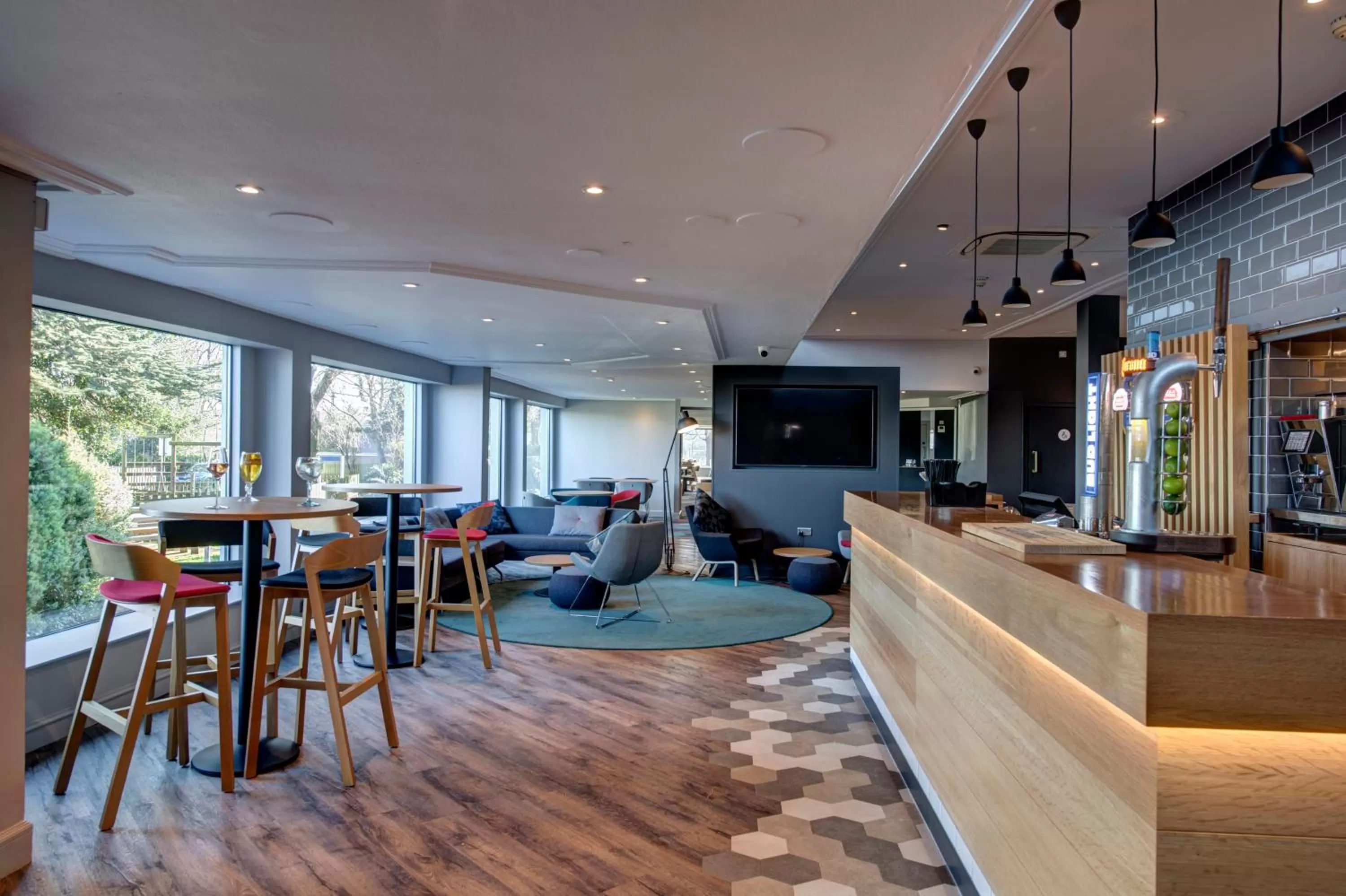 Lounge or bar in Holiday Inn Express Edinburgh City West by IHG