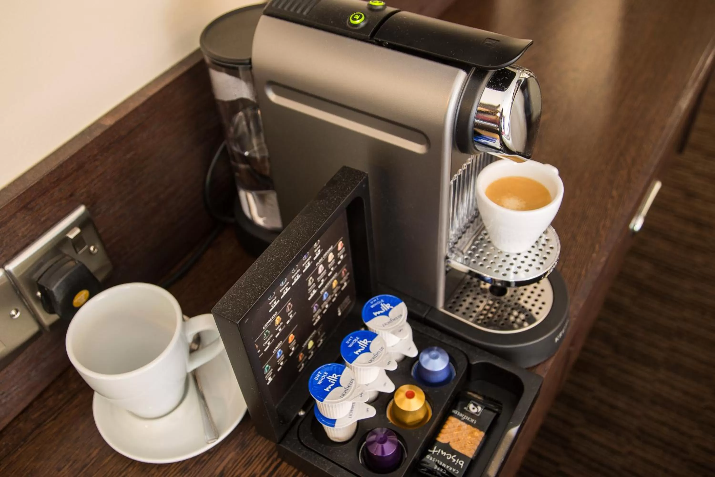 Coffee/tea facilities in Mondo Hotel