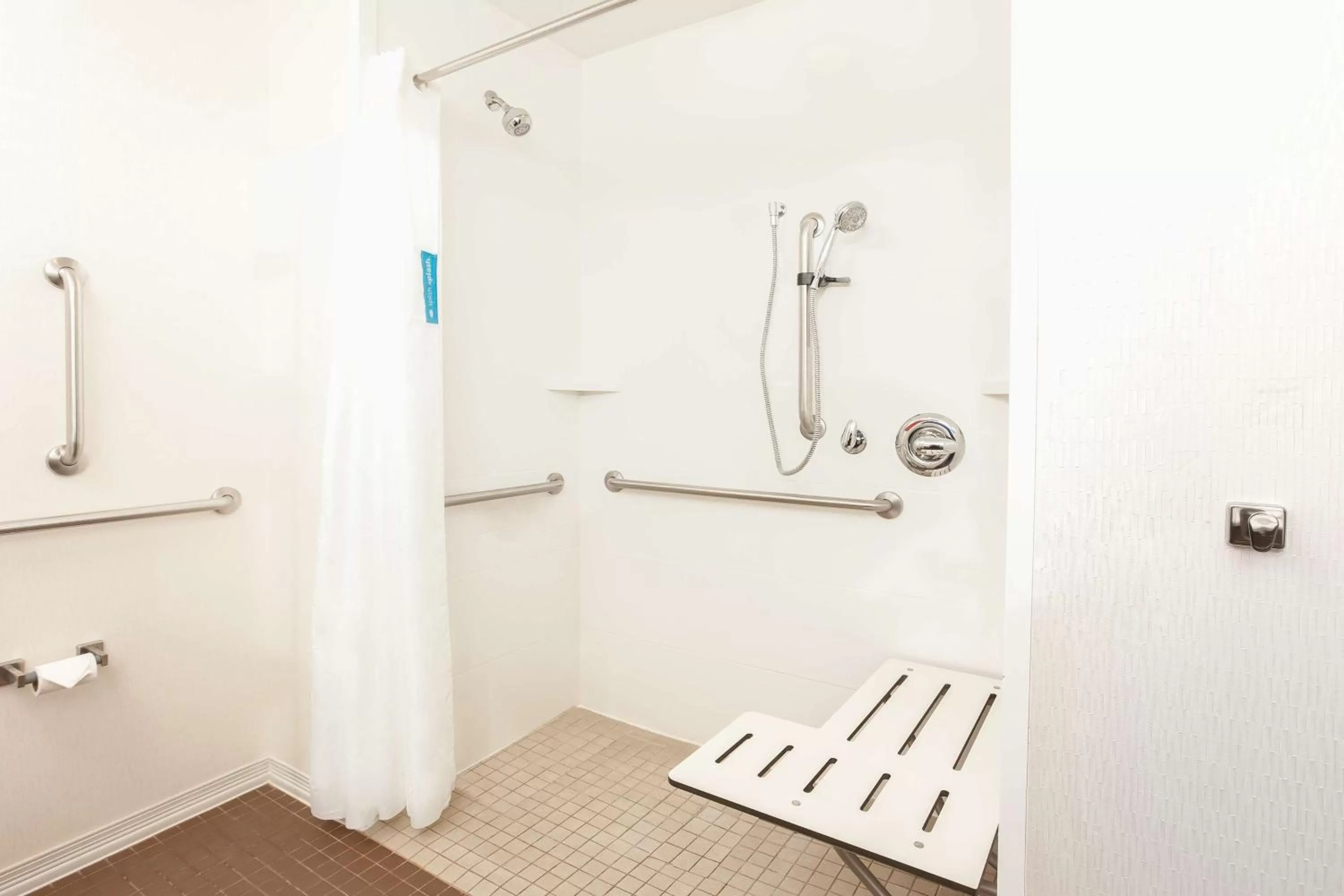 Bathroom in Hampton Inn & Suites Niles/Warren, OH