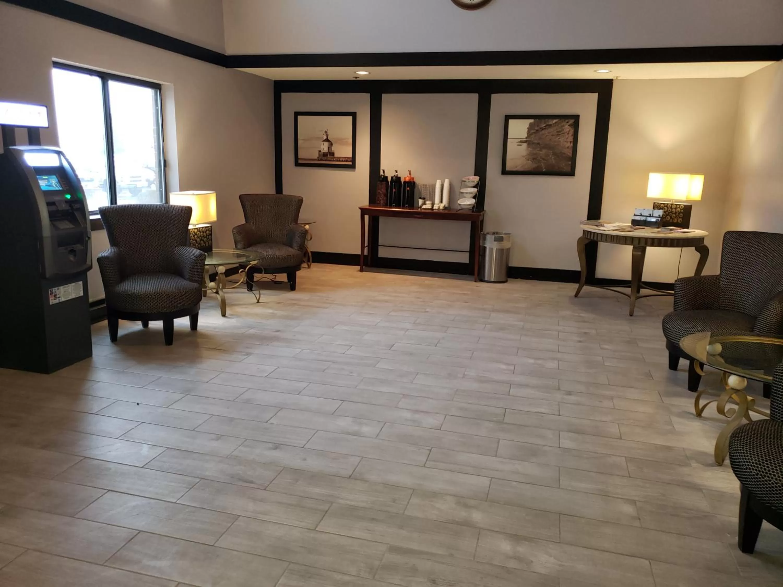 Lobby or reception in Super 8 by Wyndham Milwaukee Airport