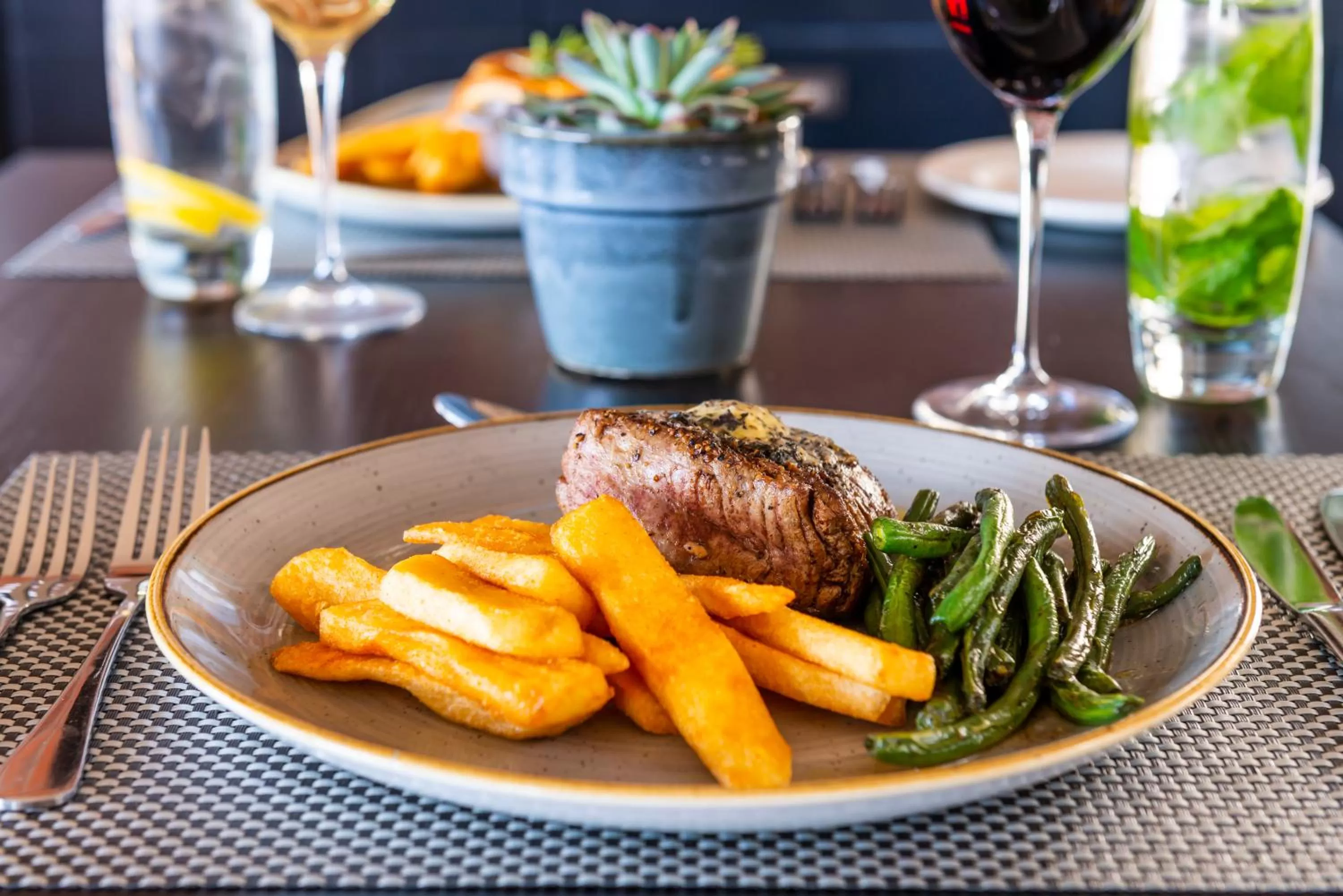 Restaurant/places to eat in aha Harbour Bridge Hotel & Suites