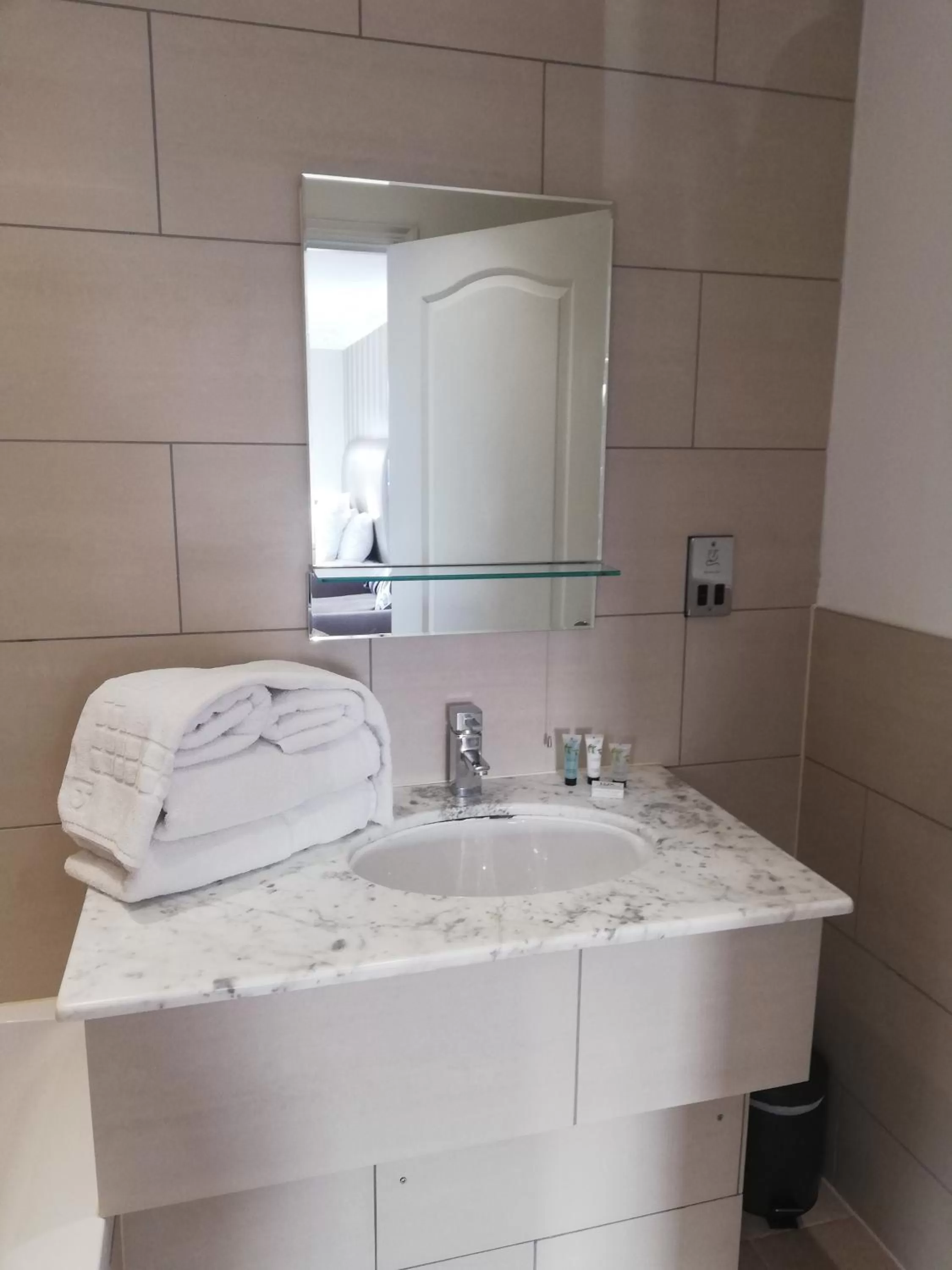 Bathroom in Cliff Hotel