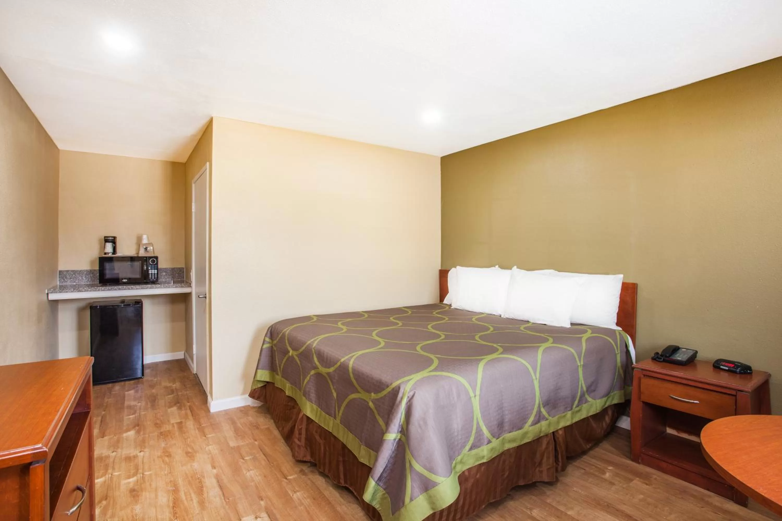 Bed in Super 8 by Wyndham Redlands/San Bernardino
