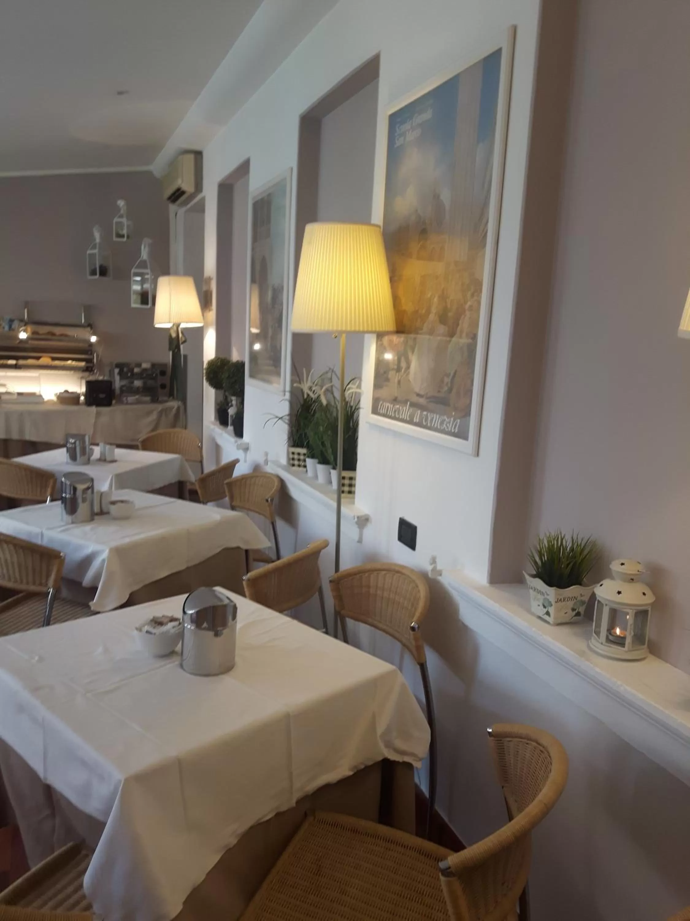 Restaurant/places to eat in Hotel Roberta