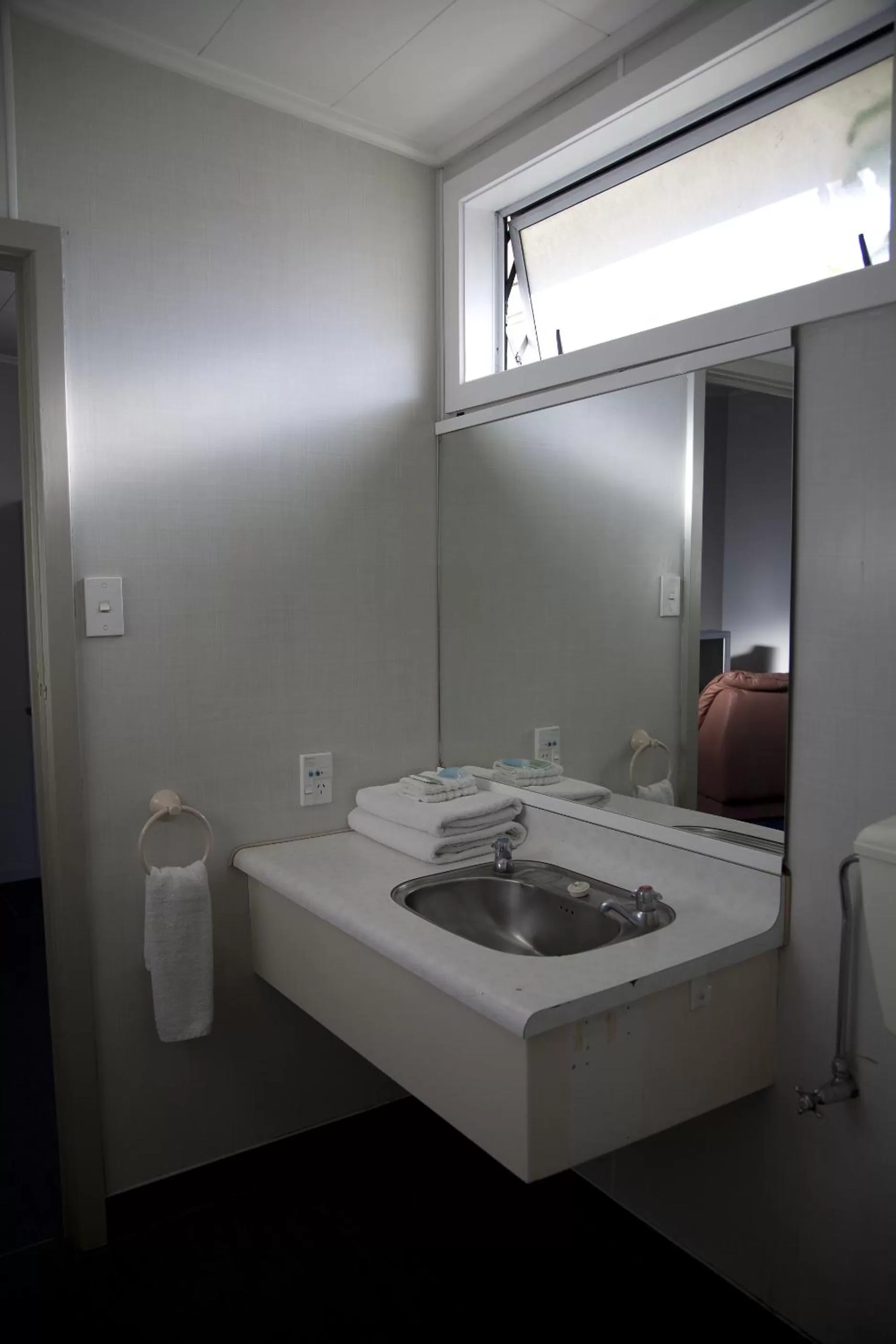 Bathroom in Apple Motor Inn