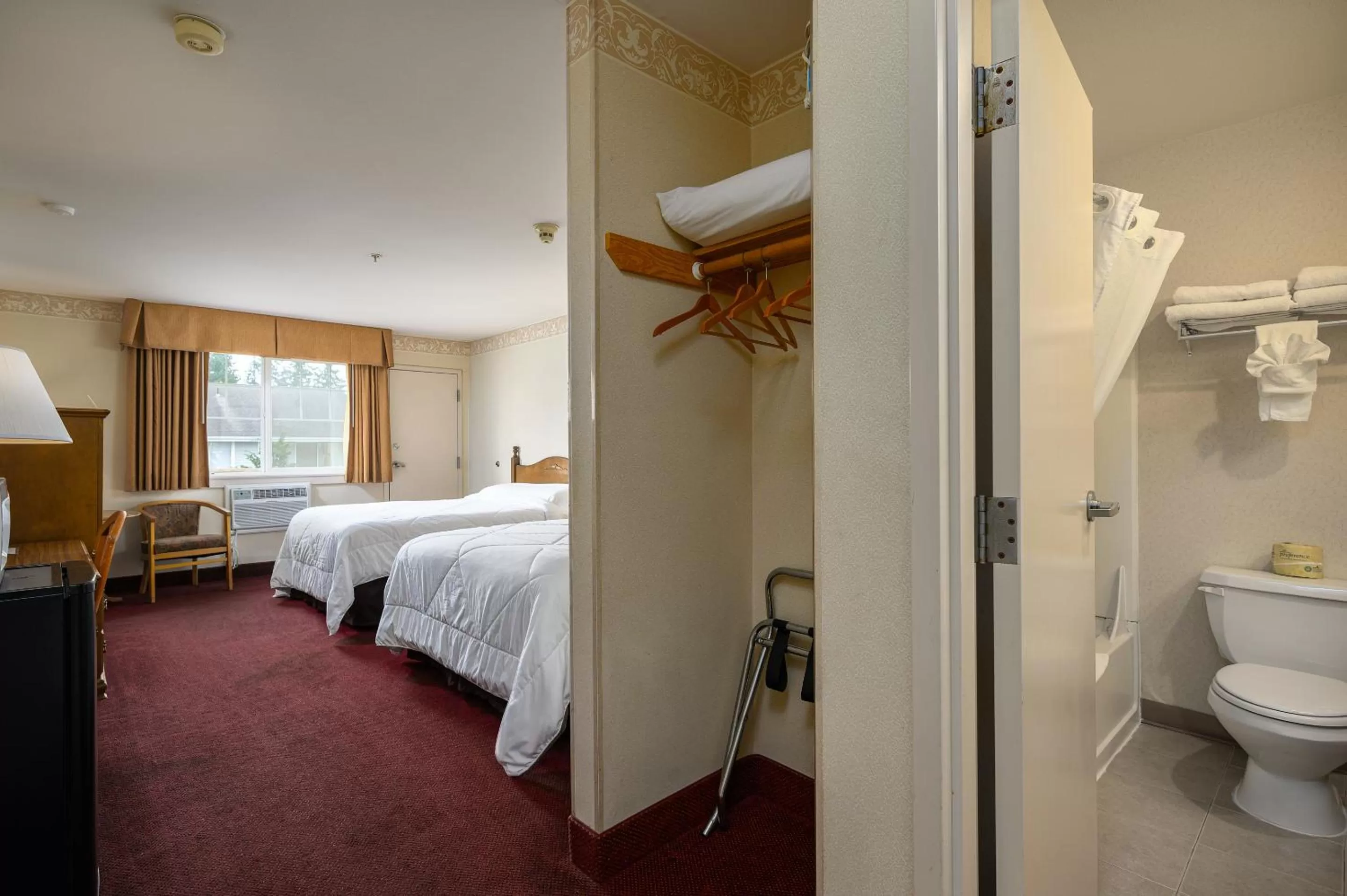 Bed in Three Rivers Inn Sedro Woolley