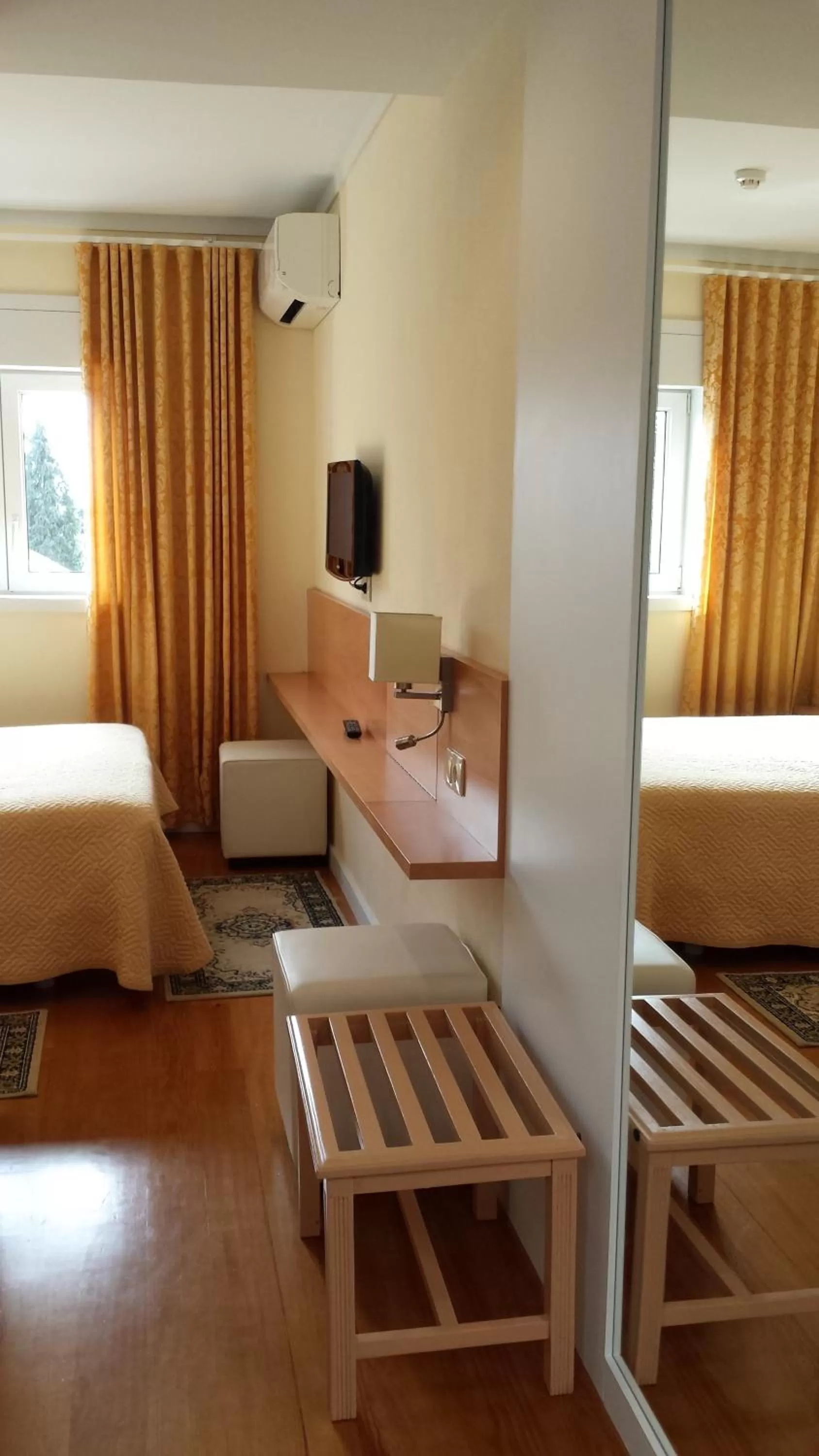 Shower, Bed in Hotel Mira D'Aire