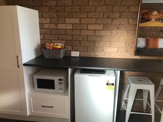 Kitchen or kitchenette in Muswellbrook Motor Inn