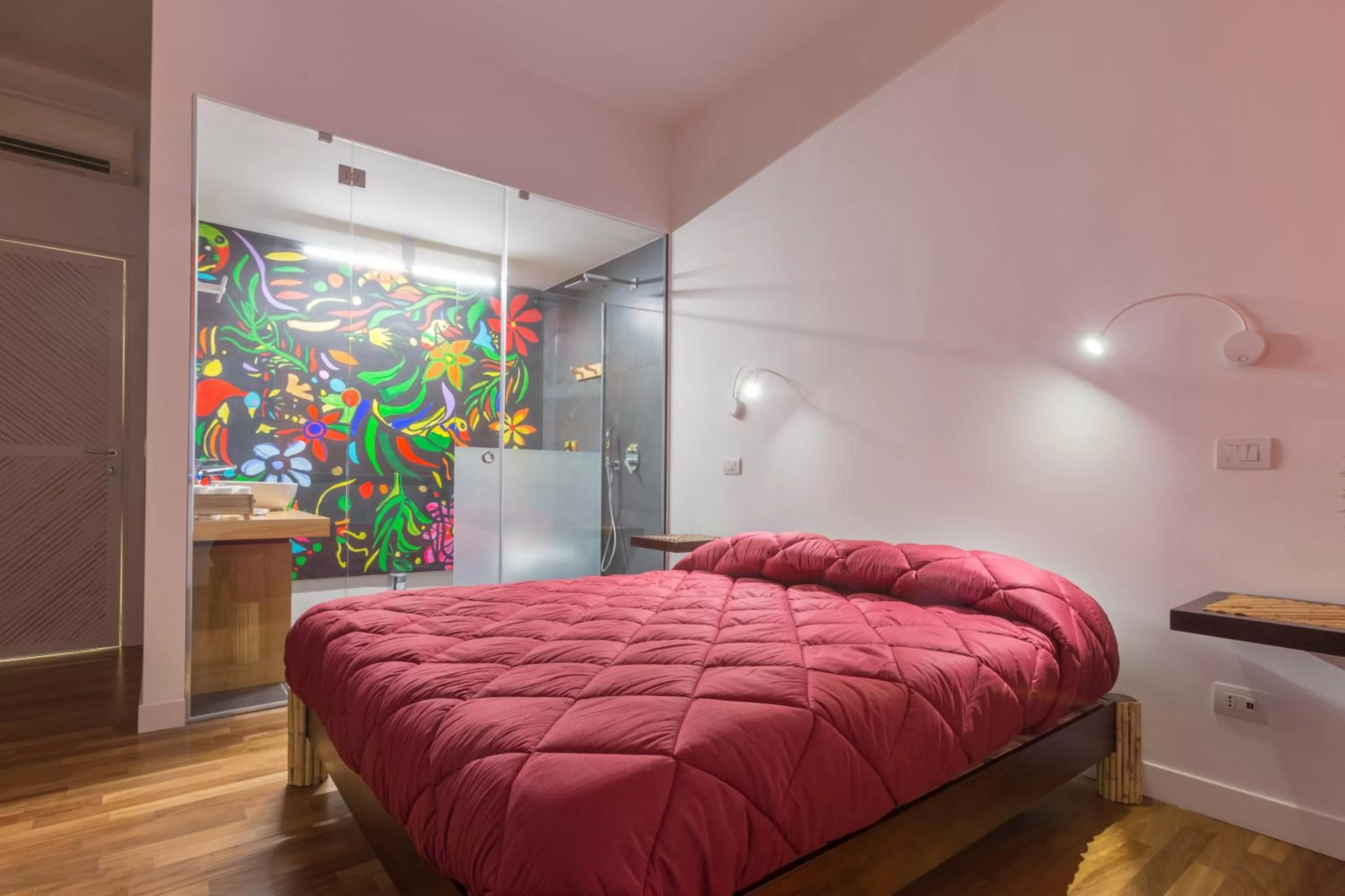 Photo of the whole room, Bed in Soul City - by Pera Rooms Collection