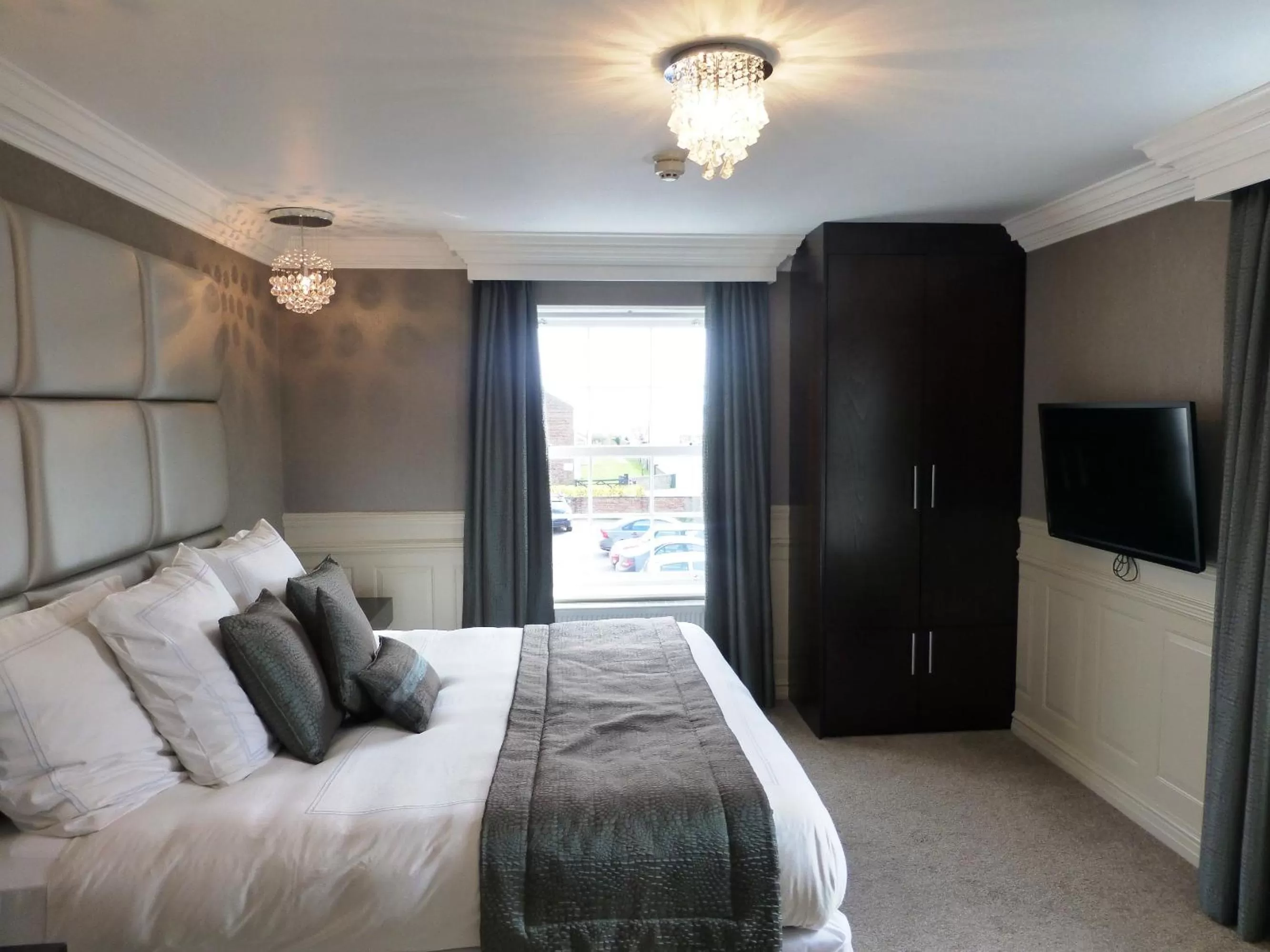 Bedroom, Bed in Cliff Hotel