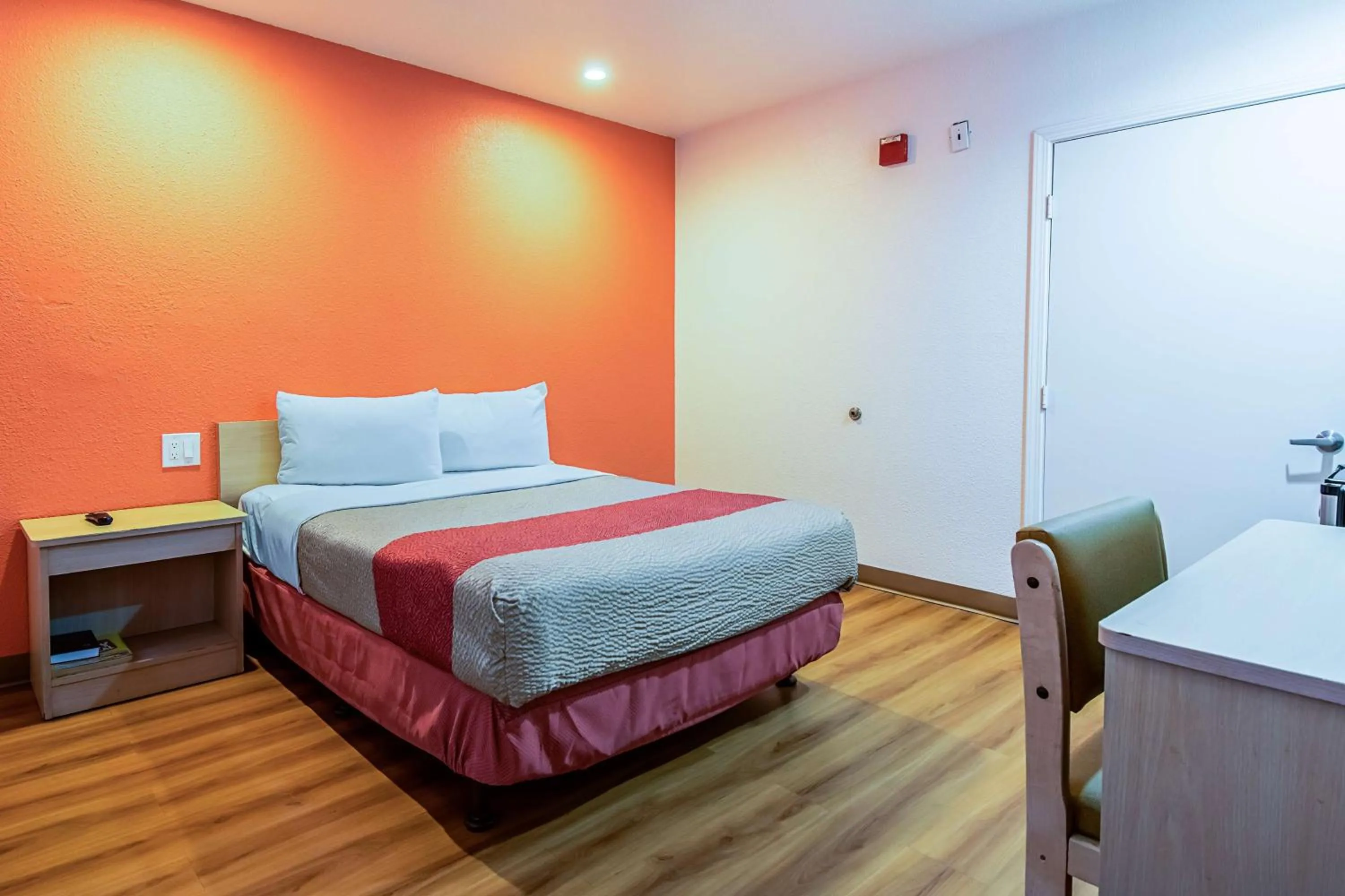 Photo of the whole room, Bed in Motel 6-Bakersfield, CA - Airport