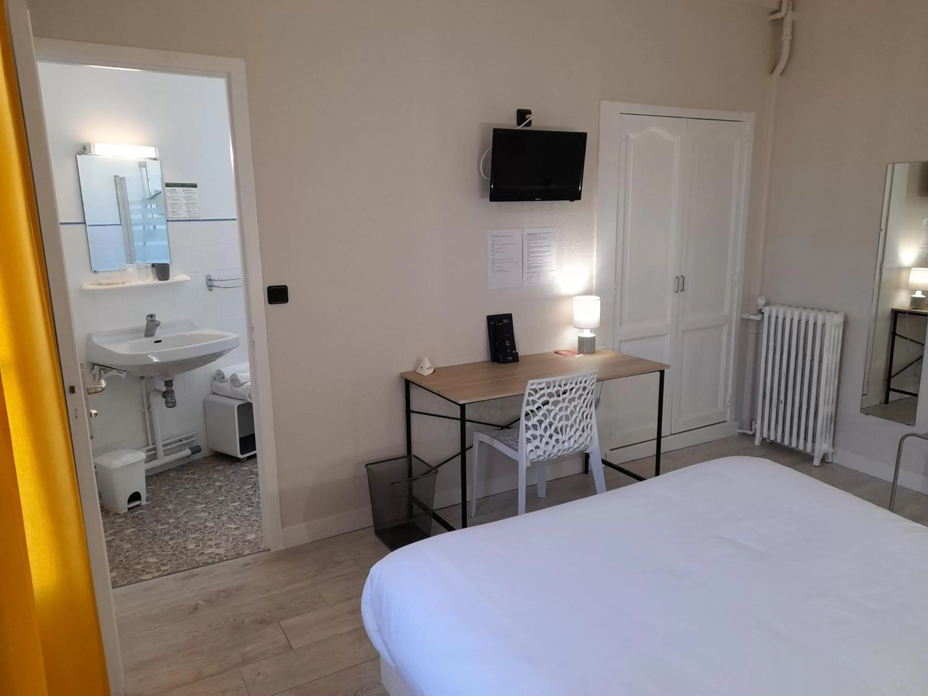 Bed in Hotel de France