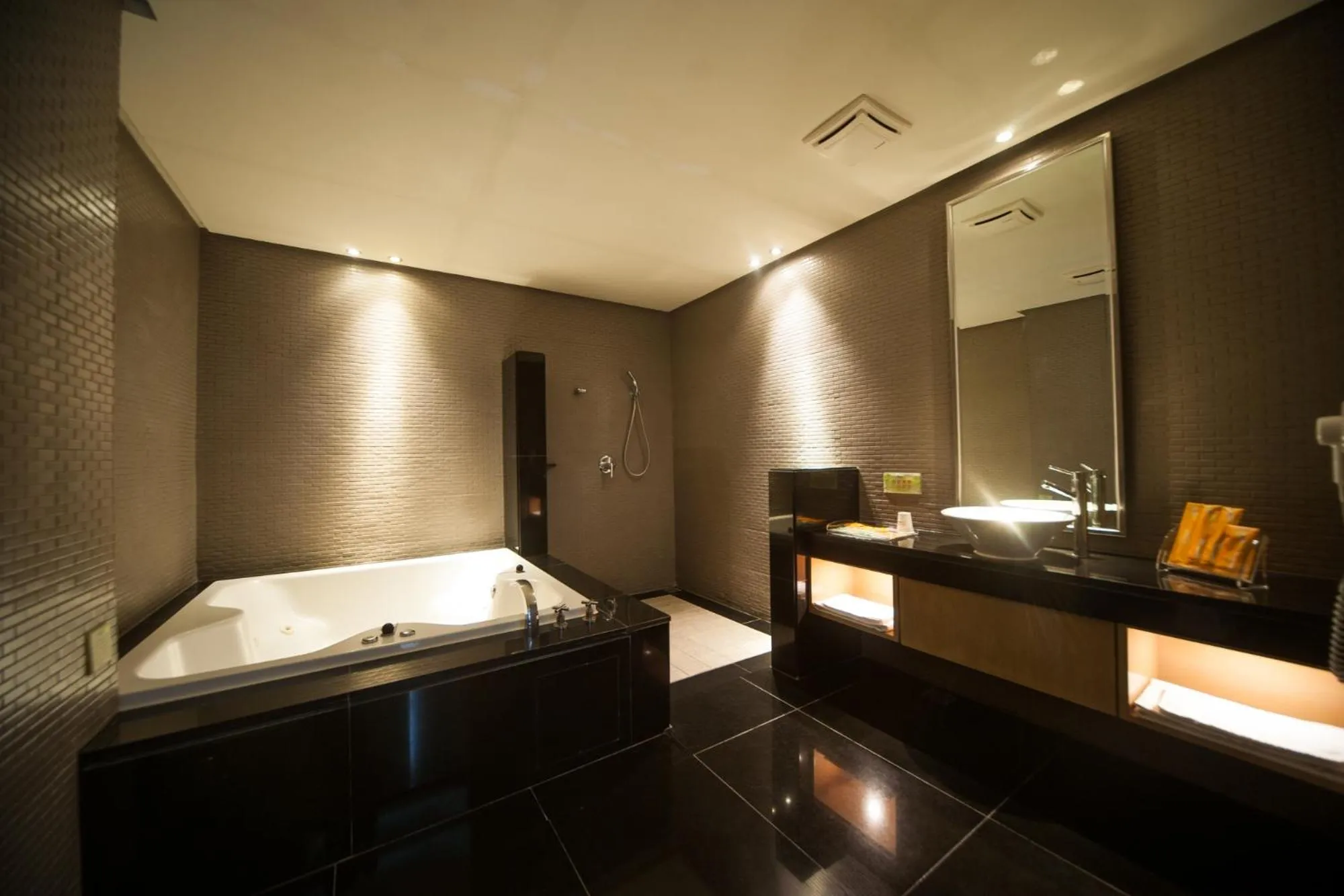 Bathroom, Bed in Refinement Motel