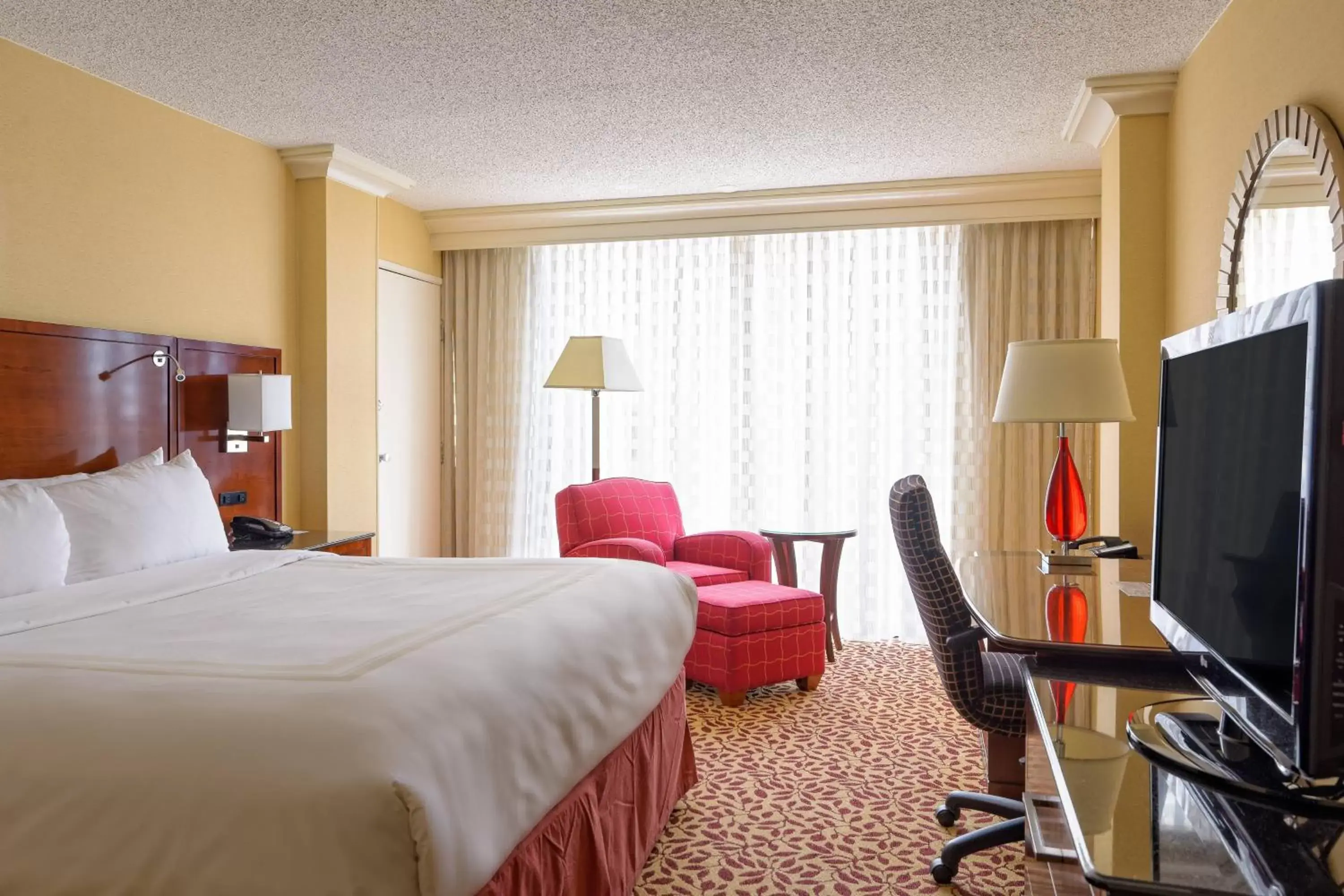 Concierge Level King Room with Adapted Tub - Mobility Accessible/High Floor in Houston Marriott West Loop by The Galleria Concierge Level King Room with Adapted Tub - Mobility Accessible/High Floor in Houston Marriott West Loop by The Galleria