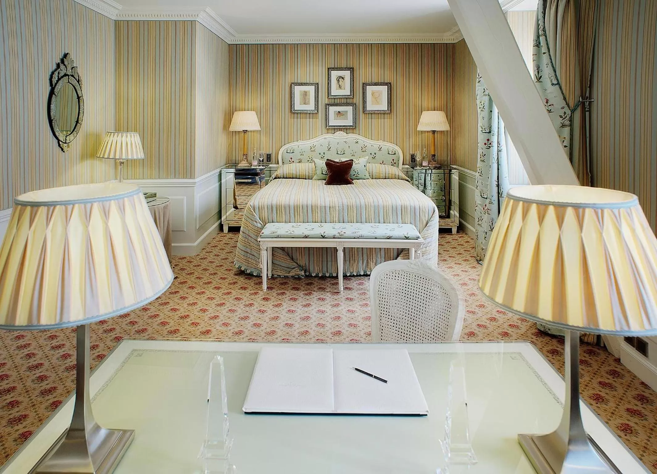 Bed in Hotel d'Angleterre