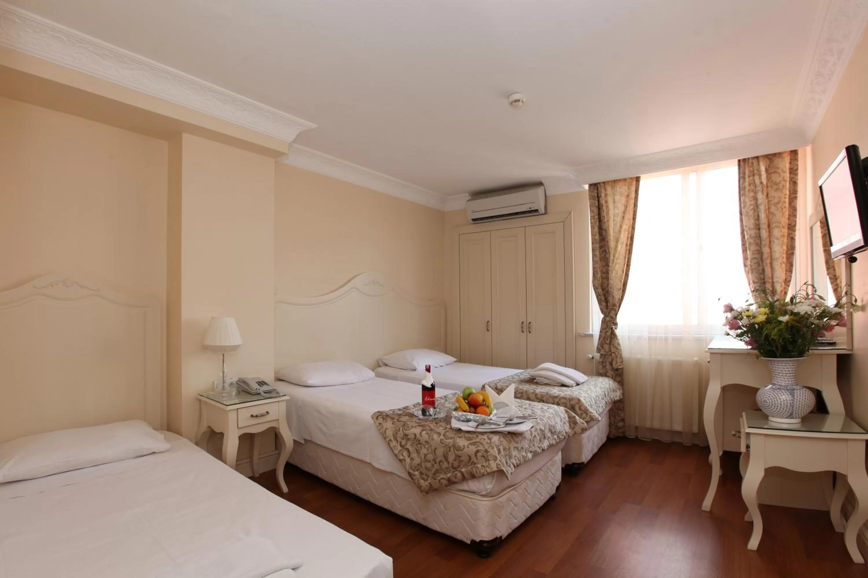 Photo of the whole room, Bed in Sirkeci Park Hotel