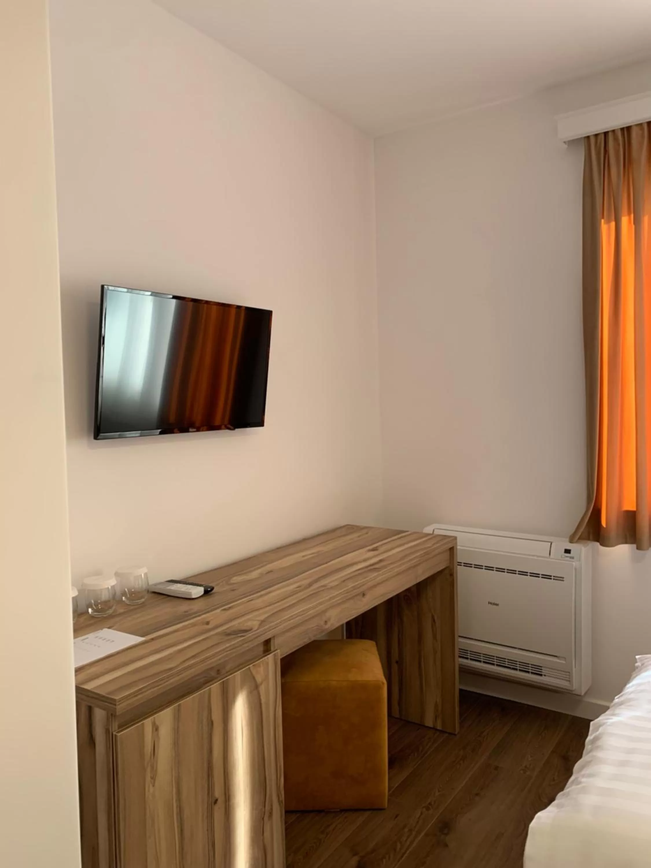 TV and multimedia, Bed in Grand Hotel Pogradec