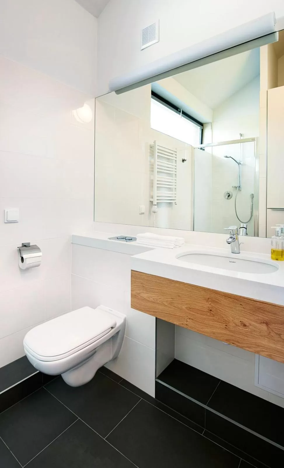 Shower in Boulevard Ustronie Morskie by Zdrojowa